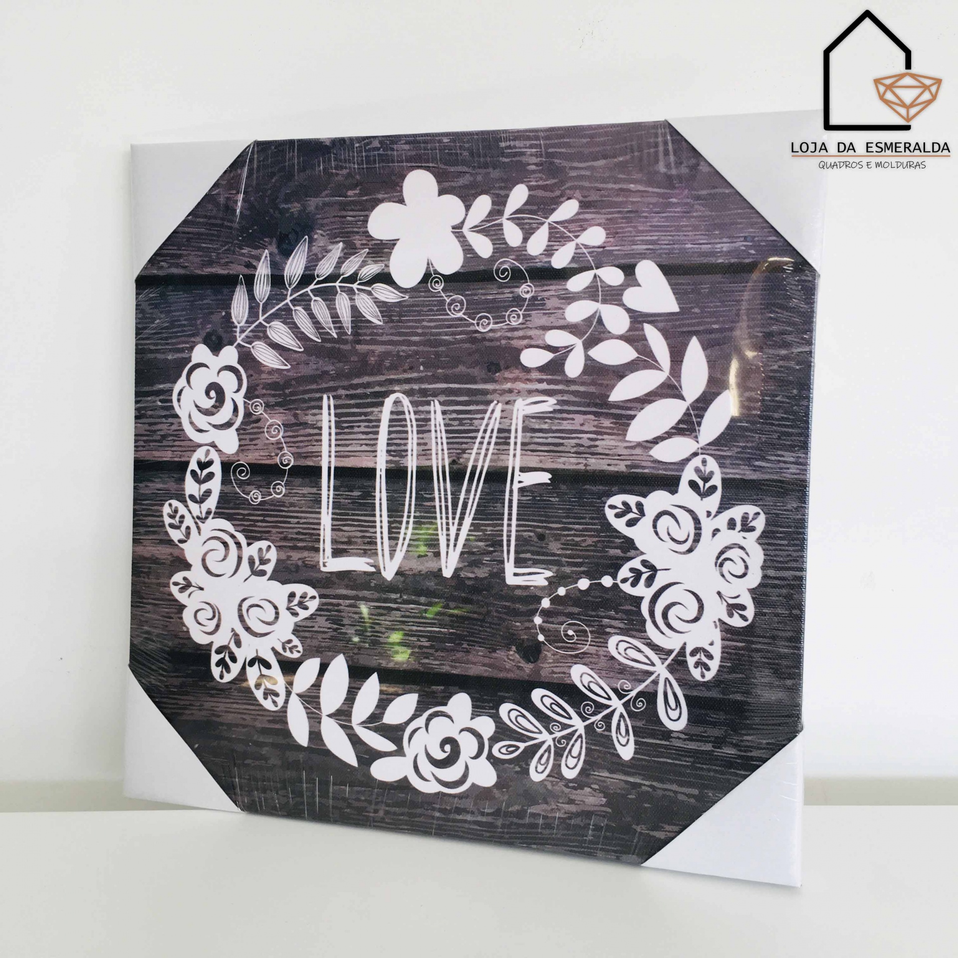 Tela decorativa com fundo em madeira escura, padrão floral branco e palavra LOVE no centro.