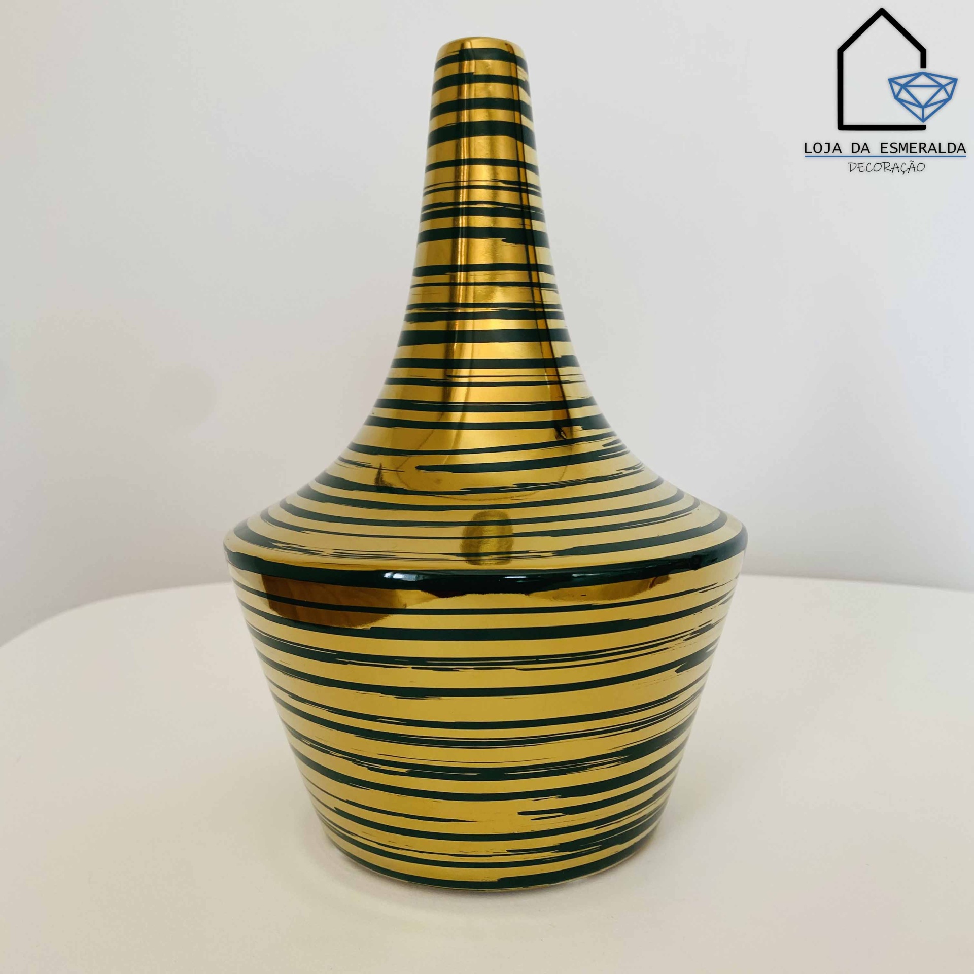 Vaso decorativo dourado com riscas pretas e pescoço comprido