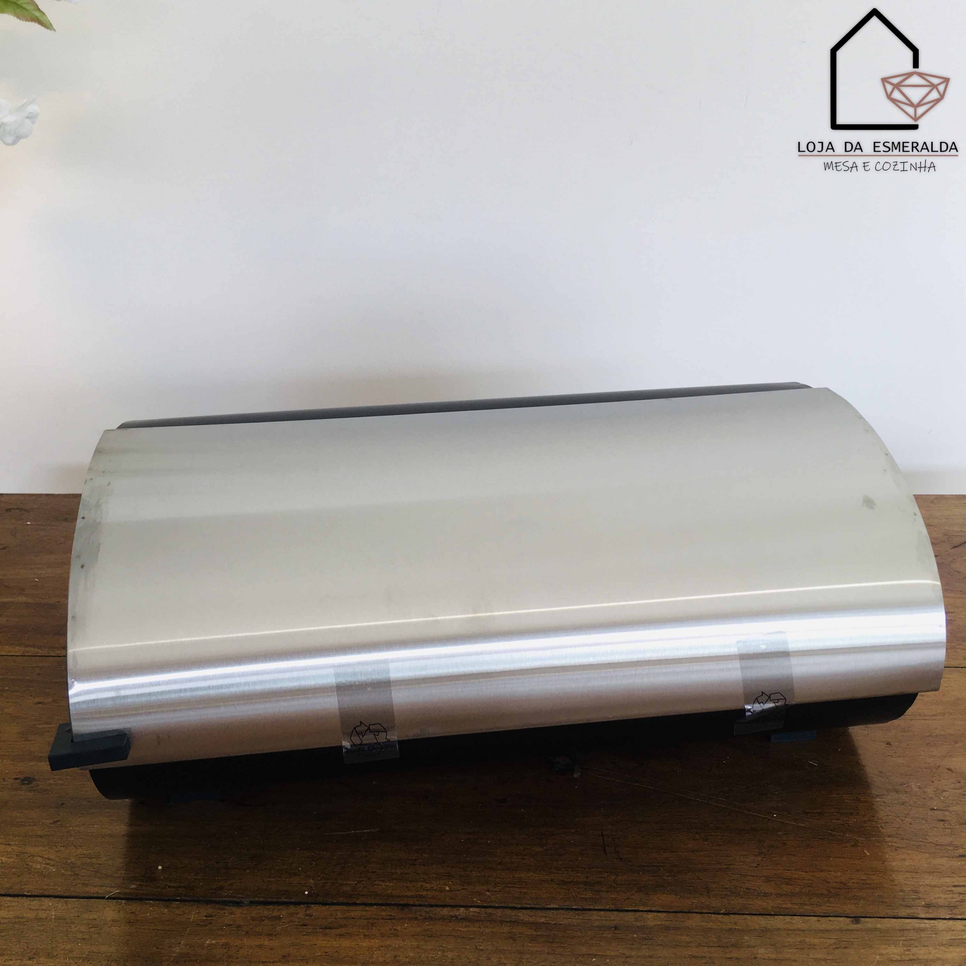 Caixa para pão em aço inoxidável sobre superfície de madeira