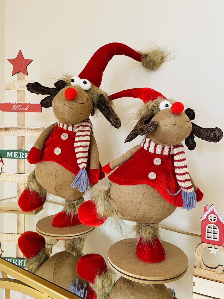 Bonecos decorativos de Natal renas com roupas vermelhas e cachecóis às riscas