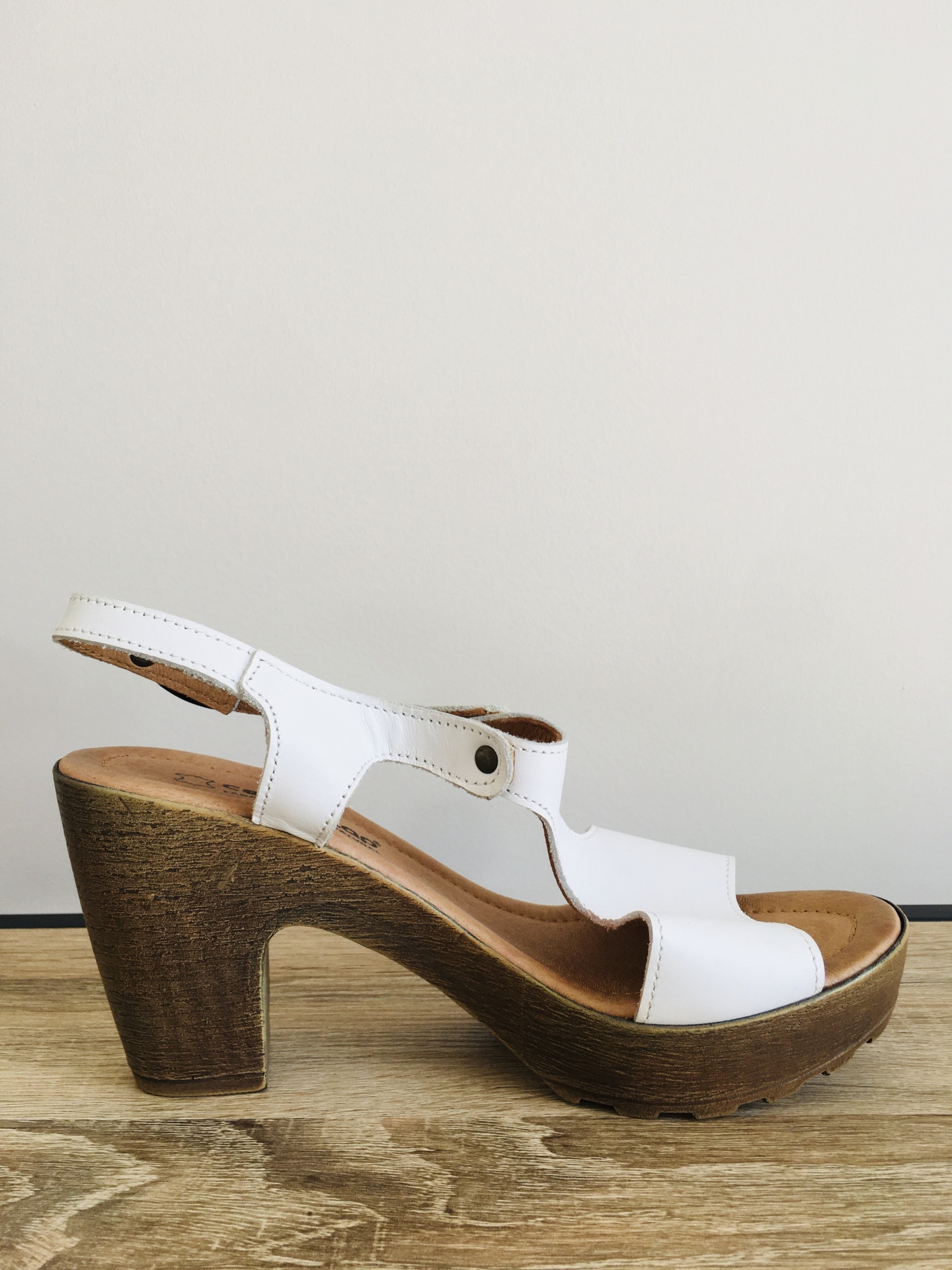 Sandália feminina branca com salto de madeira