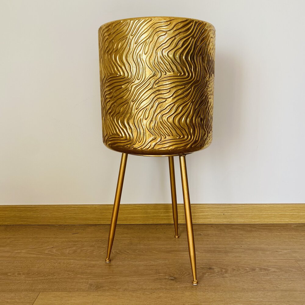 Vaso decorativo dourado com suporte de três pernas