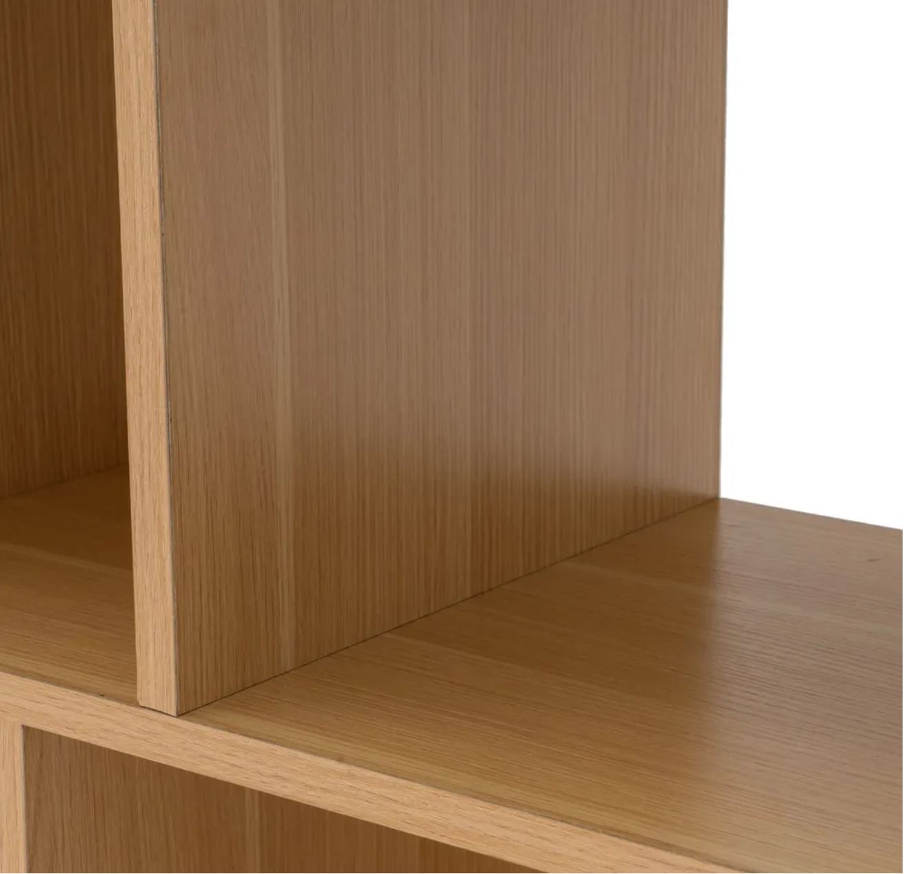 Detalhe de prateleira de madeira clara com divisórias