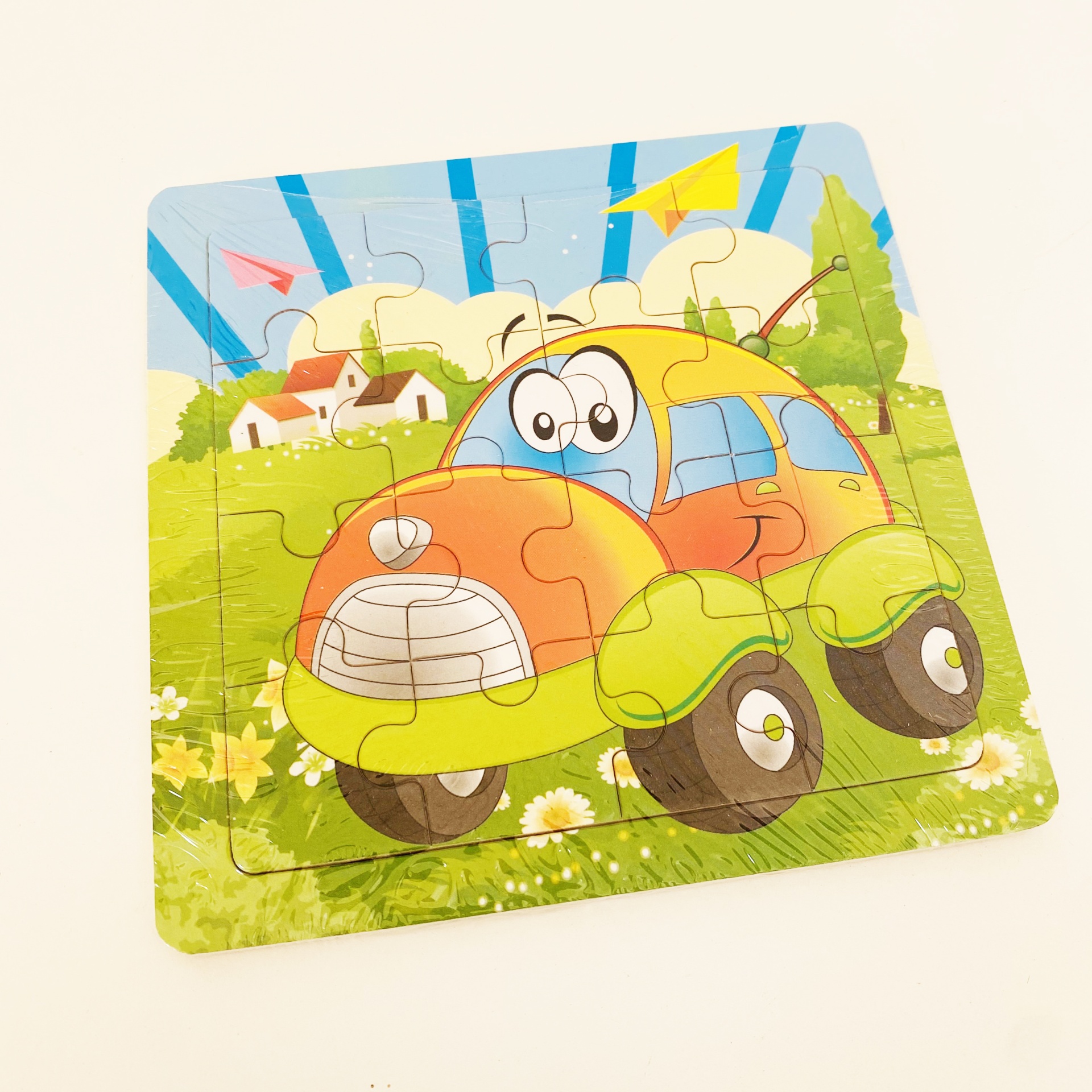 Quebra-cabeças infantil com carro colorido e fundo campestre