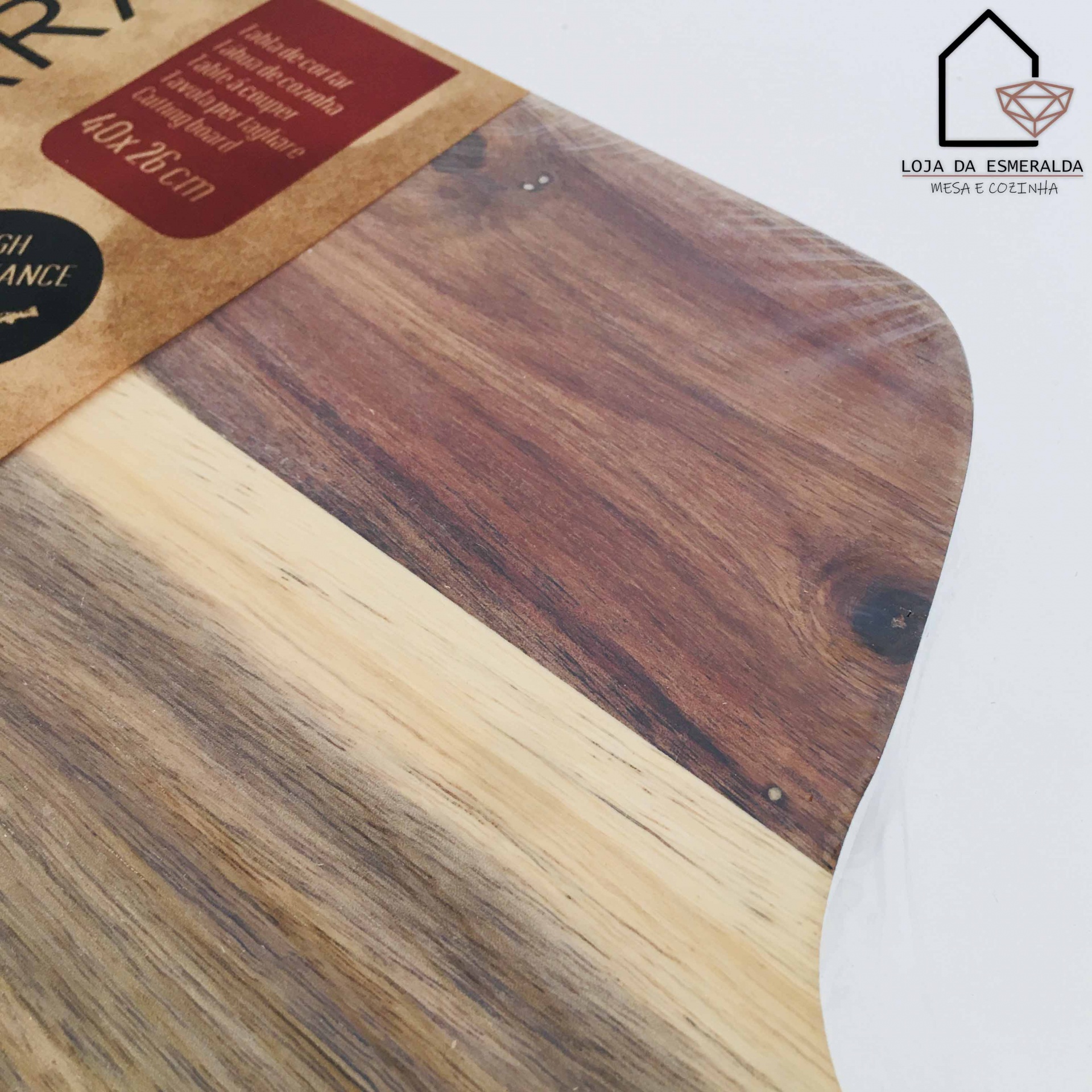 tábuas de madeira variadas, embalagem, logótipo Loja da Esmeralda