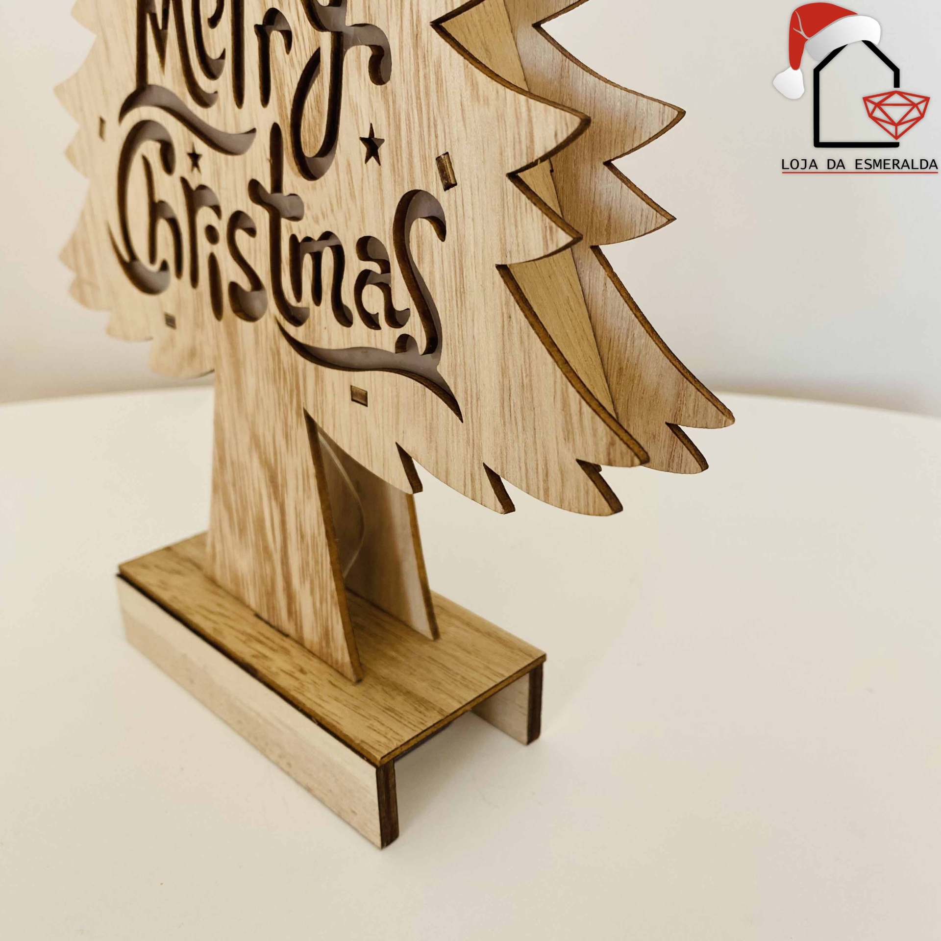 Árvore de Natal decorativa em madeira com 'Merry Christmas' e base retangular