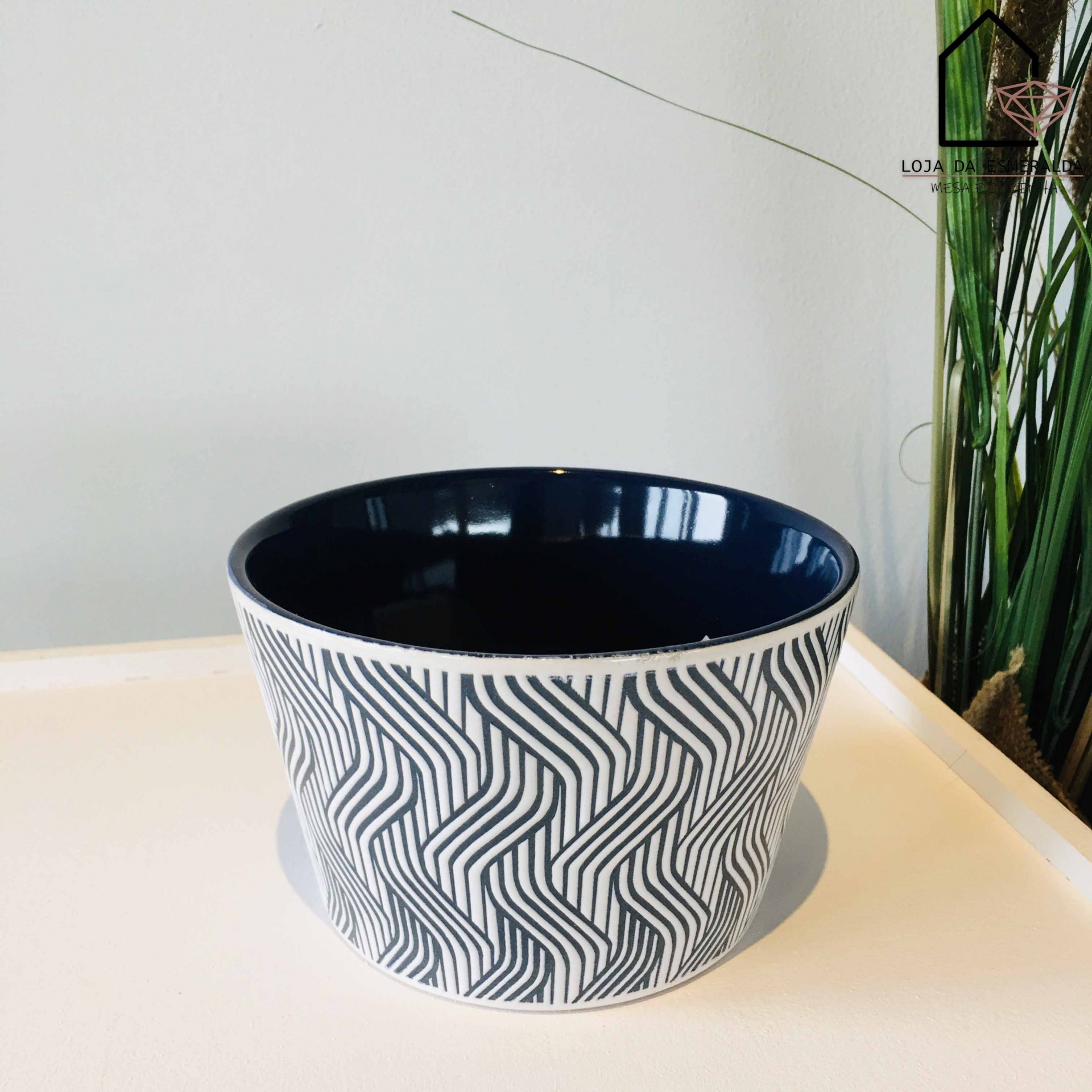 Taça cónica de cerâmica com padrão geométrico preto e branco e interior azul escuro