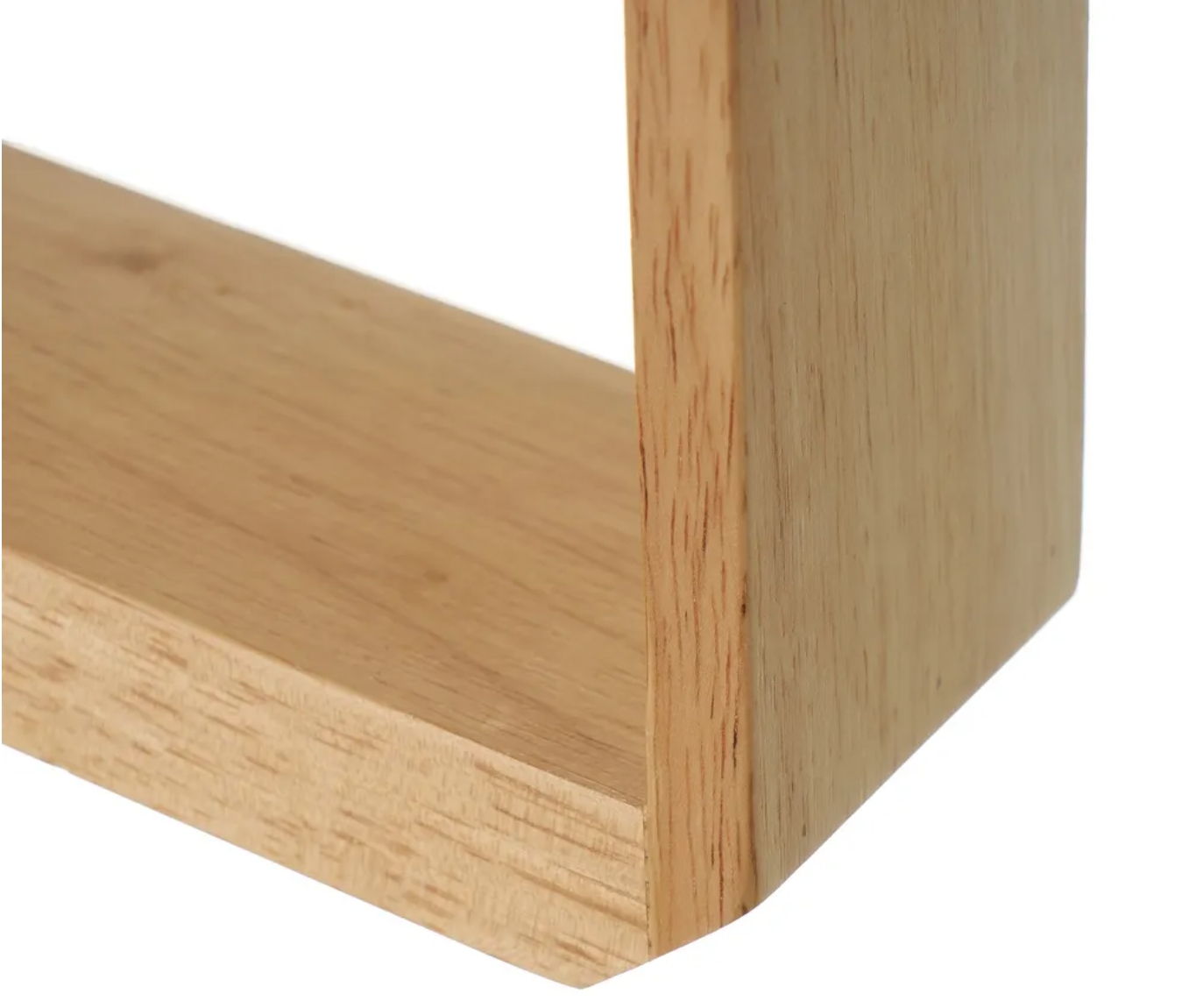 Junção em ângulo reto de tábuas de madeira clara com acabamento natural
