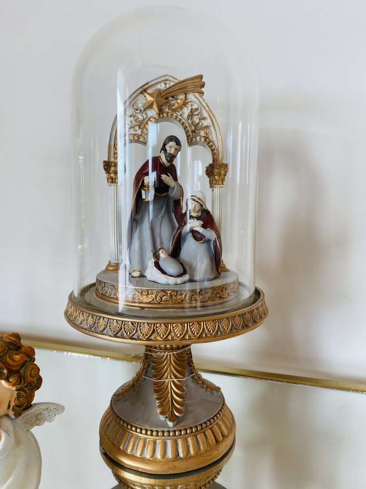 Presépio decorativo em resina sob globo de vidro com base dourada