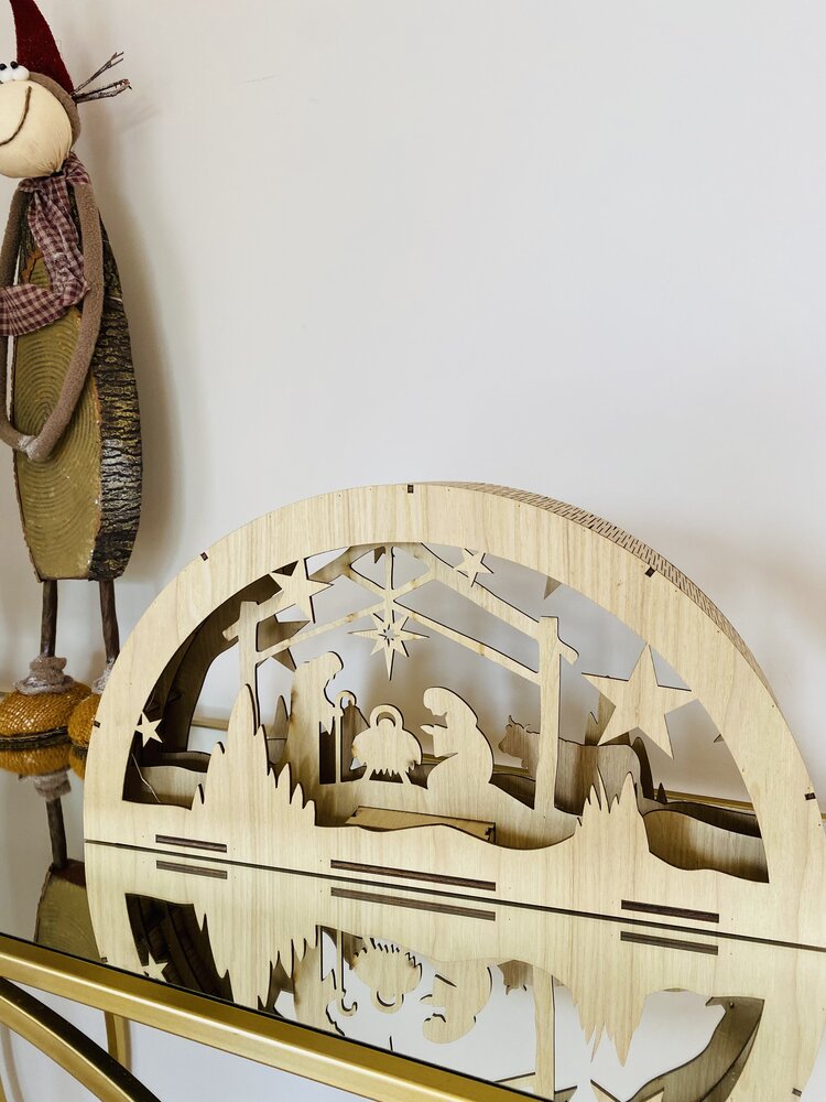 Decoração natalícia em madeira com presépio recortado e boneco decorativo ao lado