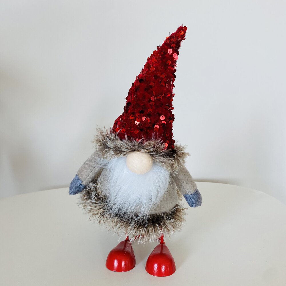 Gnomo decorativo com chapéu vermelho lantejoulado e barba branca