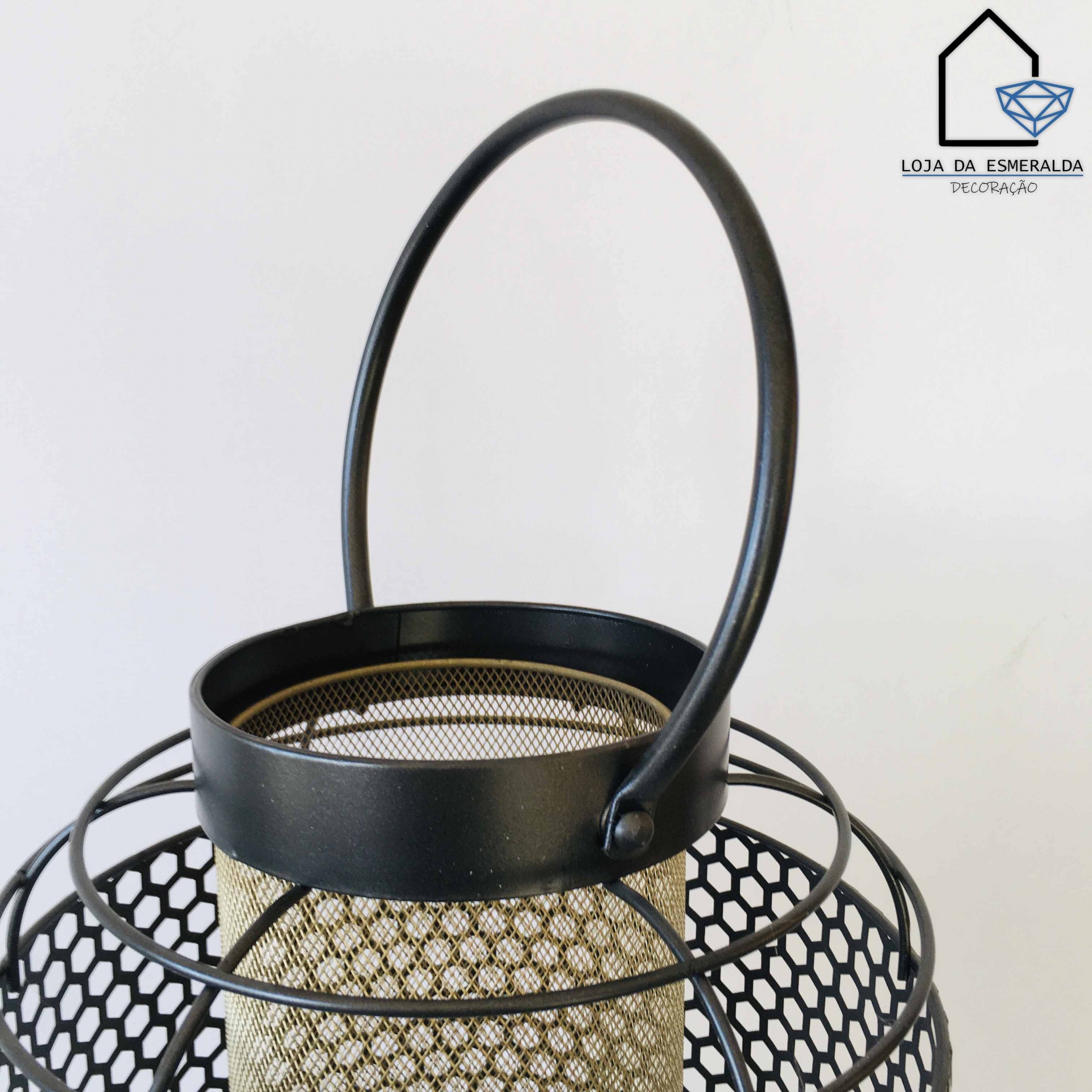 Lanterna metálica preta e dourada com alça circular e padrão hexagonal