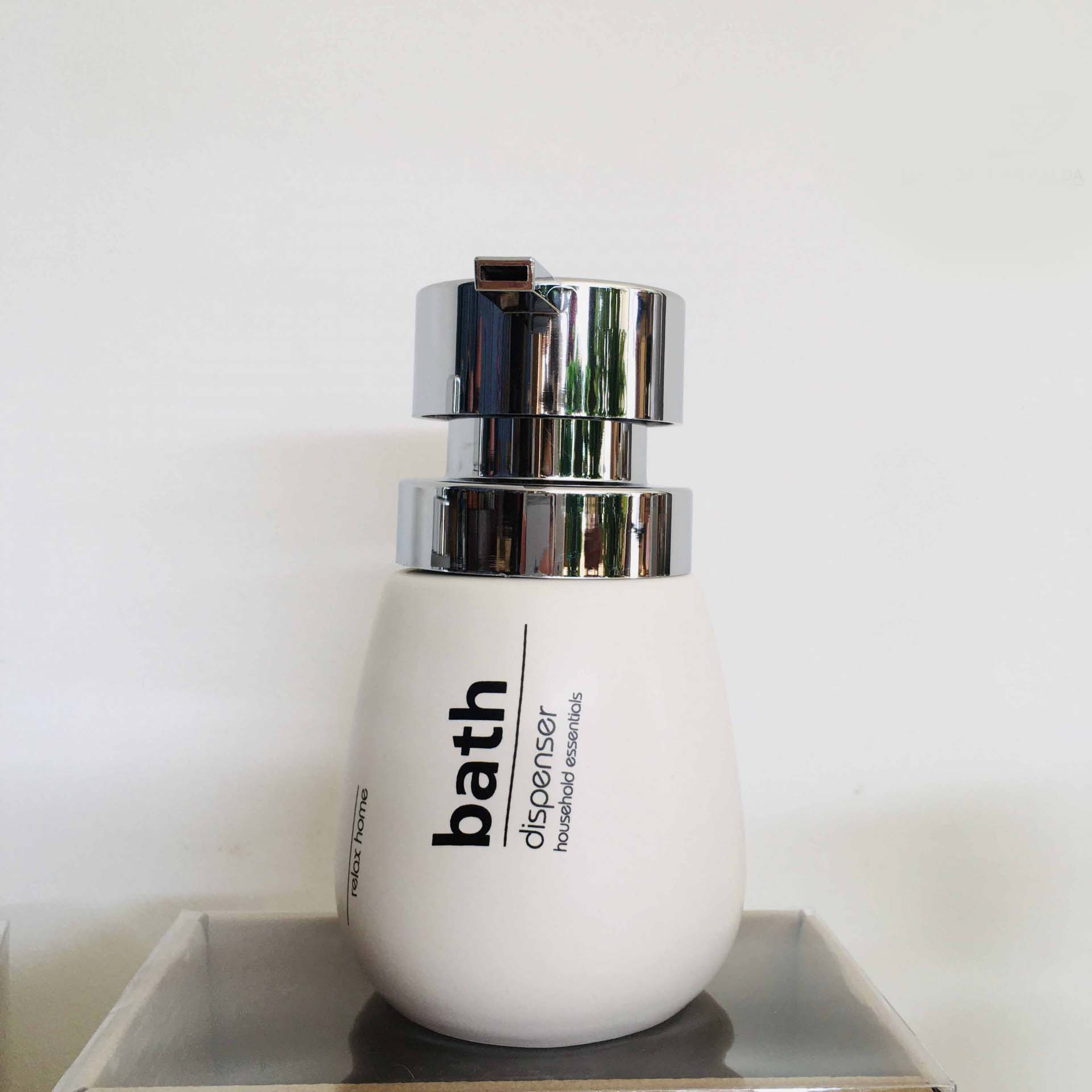 Dispenser branco fosco para sabonete com tampa metálica prateada