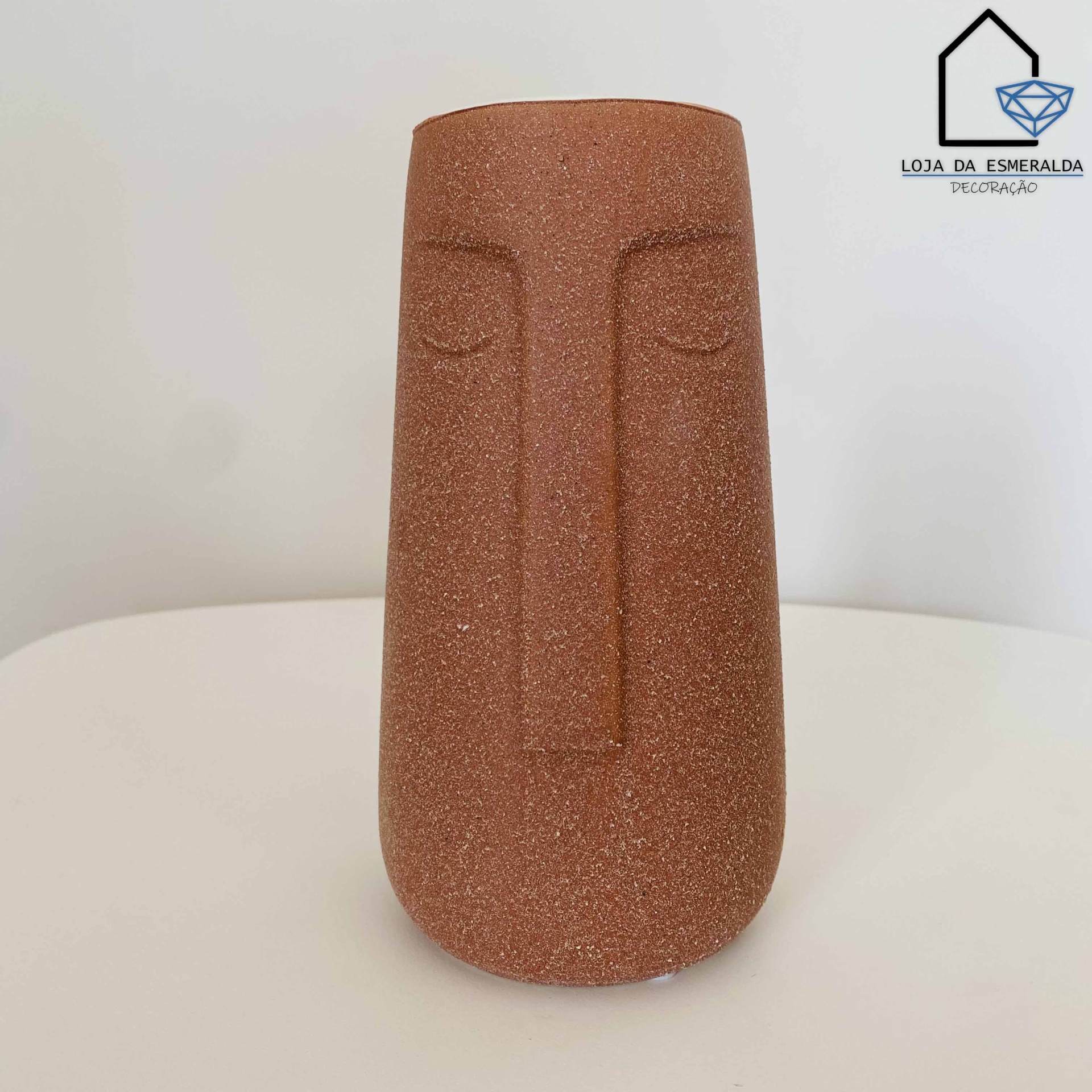 Vaso de cerâmica terracota com relevo de rosto estilizado