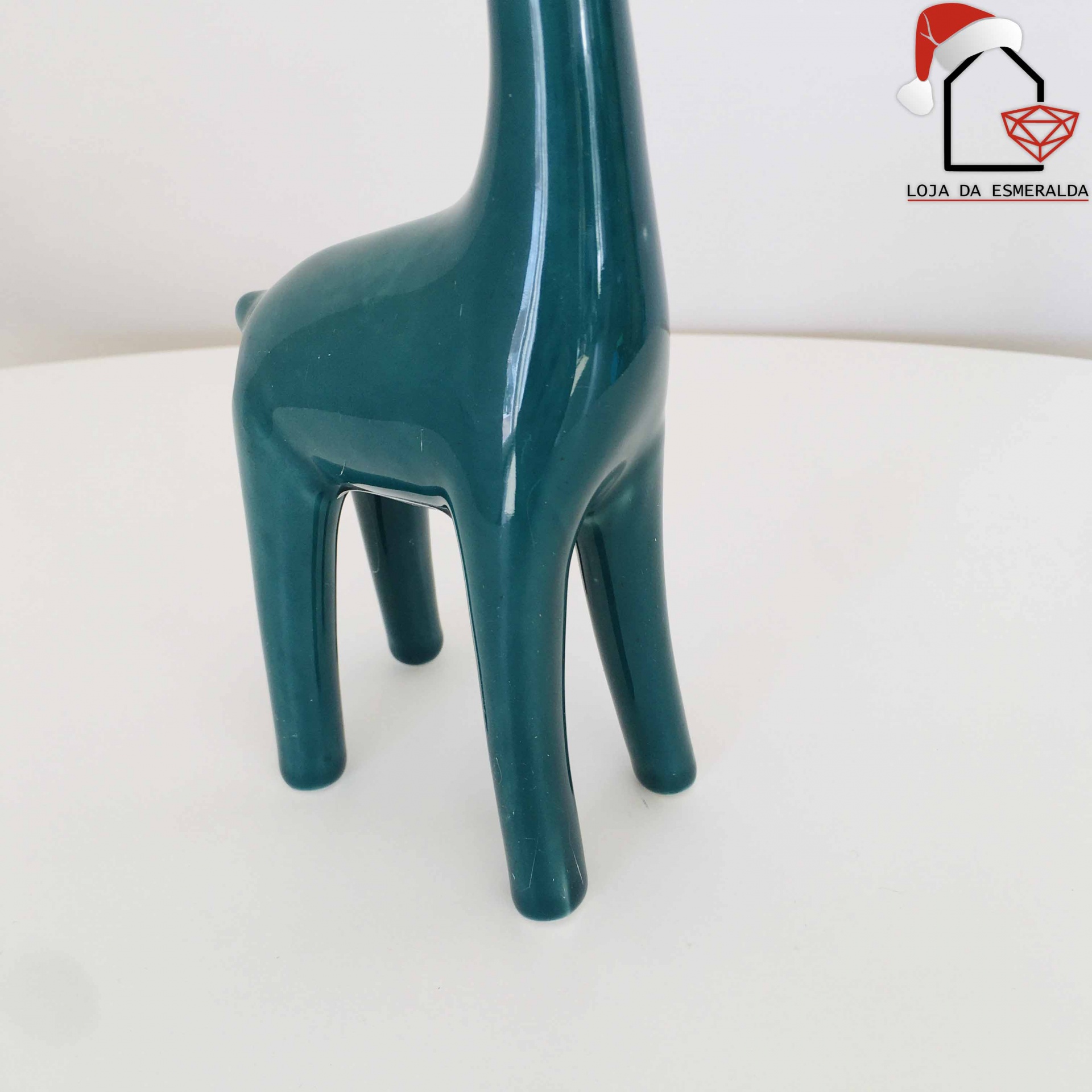 Figura decorativa de cerâmica verde escura com quatro pernas