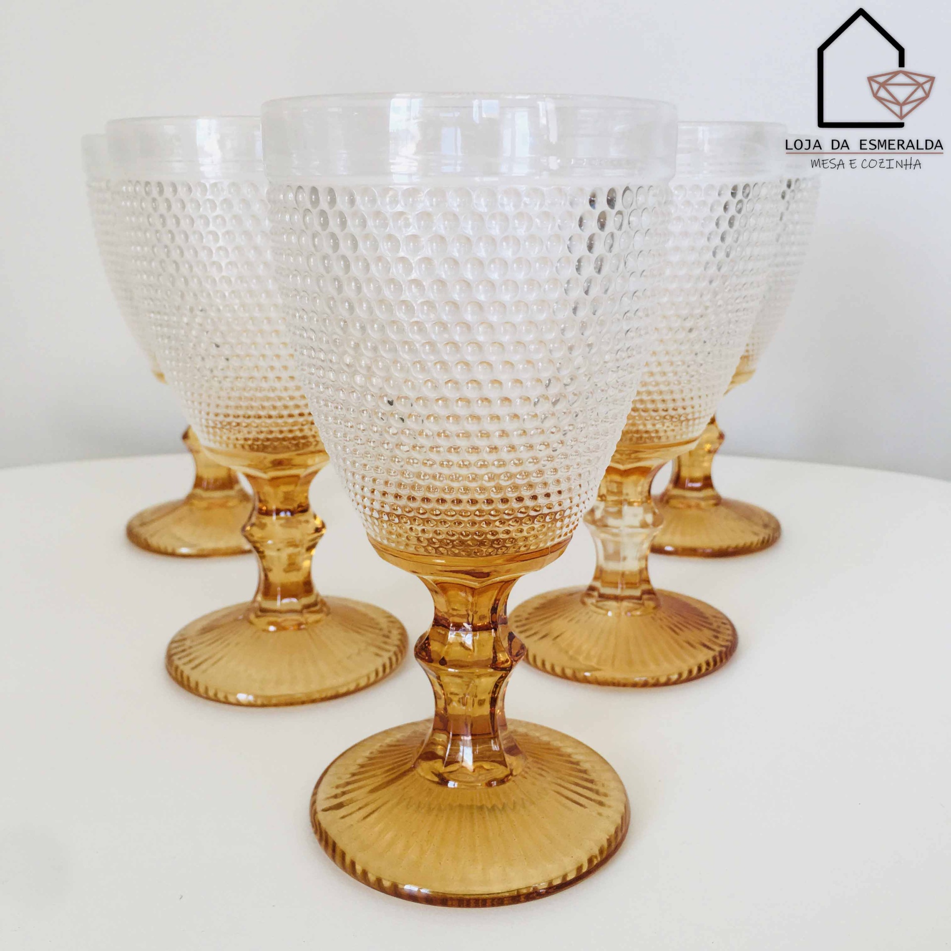 Conjunto de cinco copos de vidro textura bolinhas transparentes base âmbar