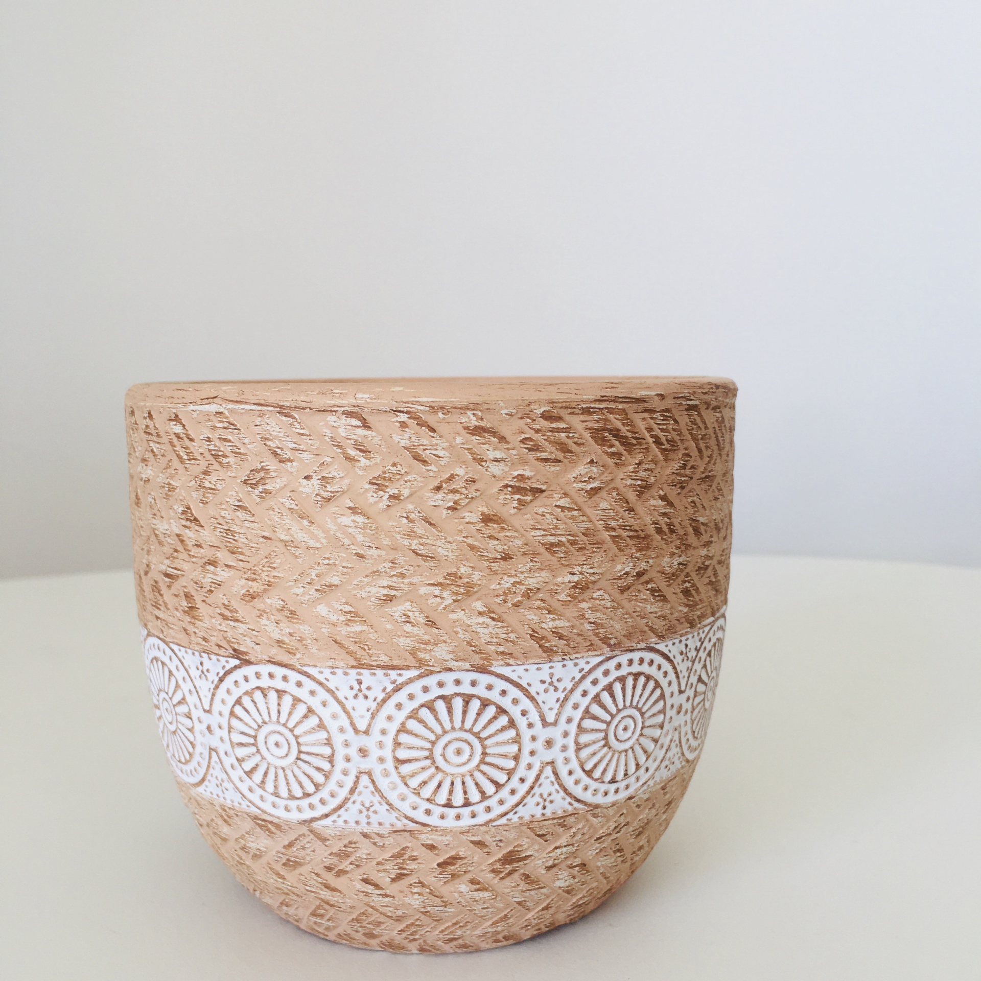 Vaso decorativo de cerâmica castanho claro com faixa branca decorativa