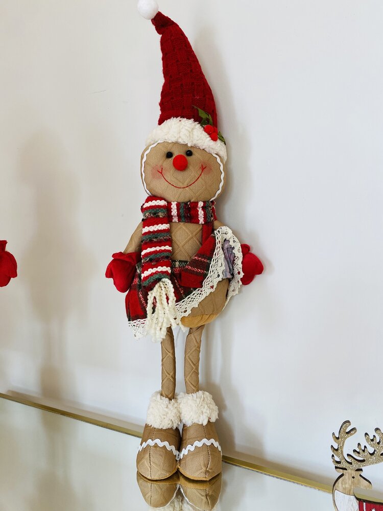 Boneco decorativo de Natal com gorro vermelho e cachecol listrado branco e vermelho