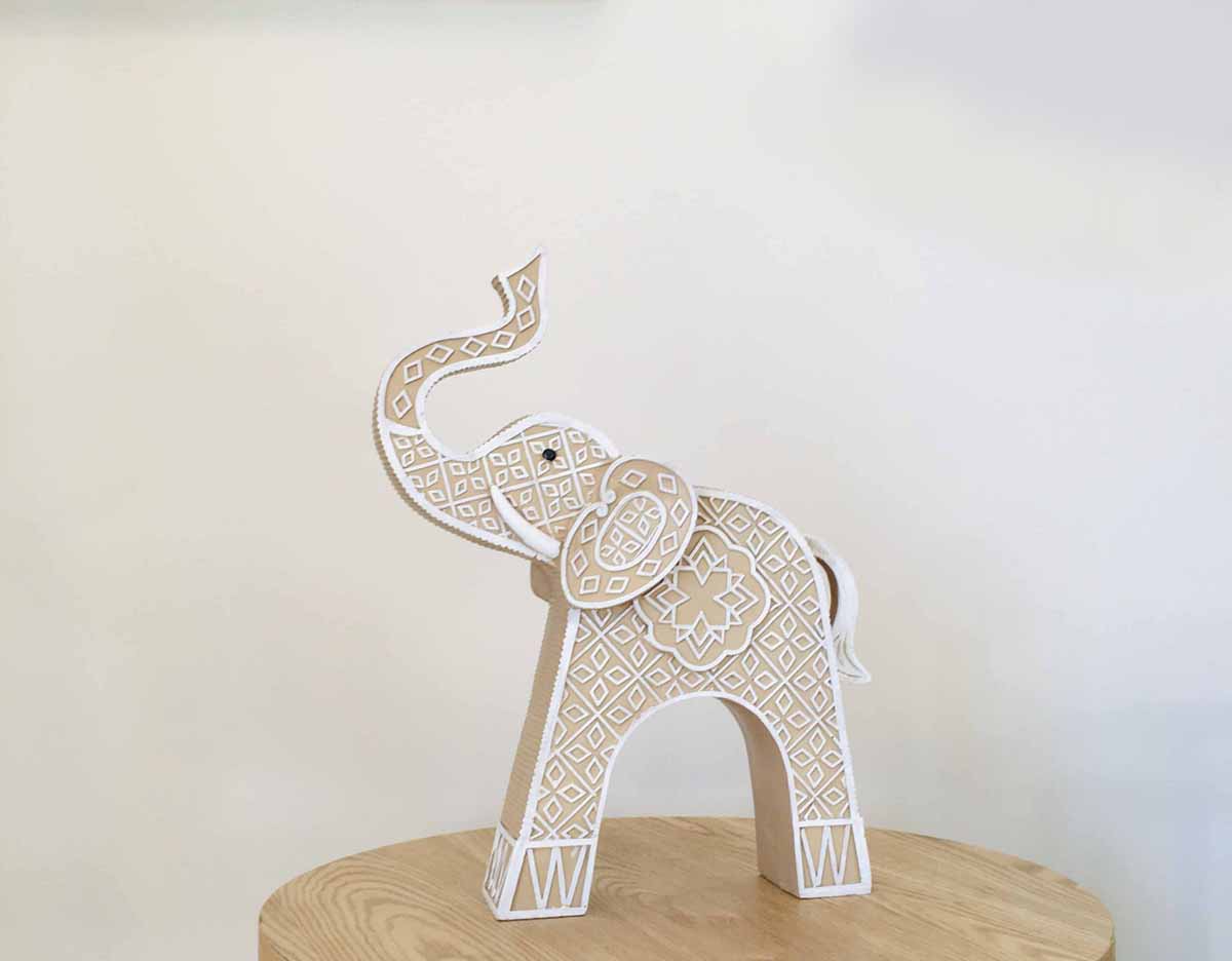 Elefante decorativo em madeira com padrões geométricos