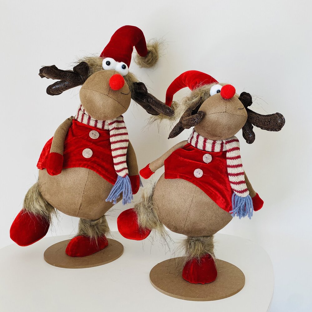 Bonecos decorativos de rena de Natal em tecido com roupa e gorro vermelhos
