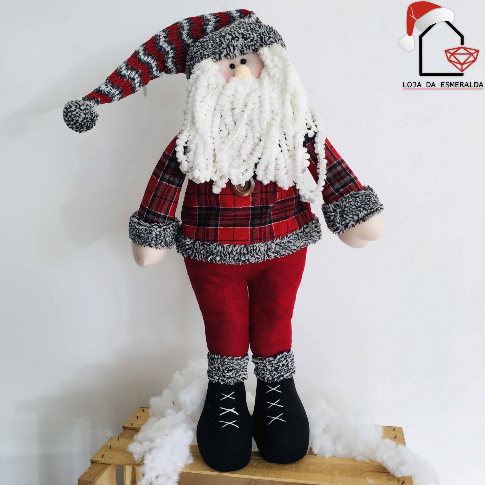 Boneco decorativo de Pai Natal com casaco xadrez e calças vermelhas em tecido