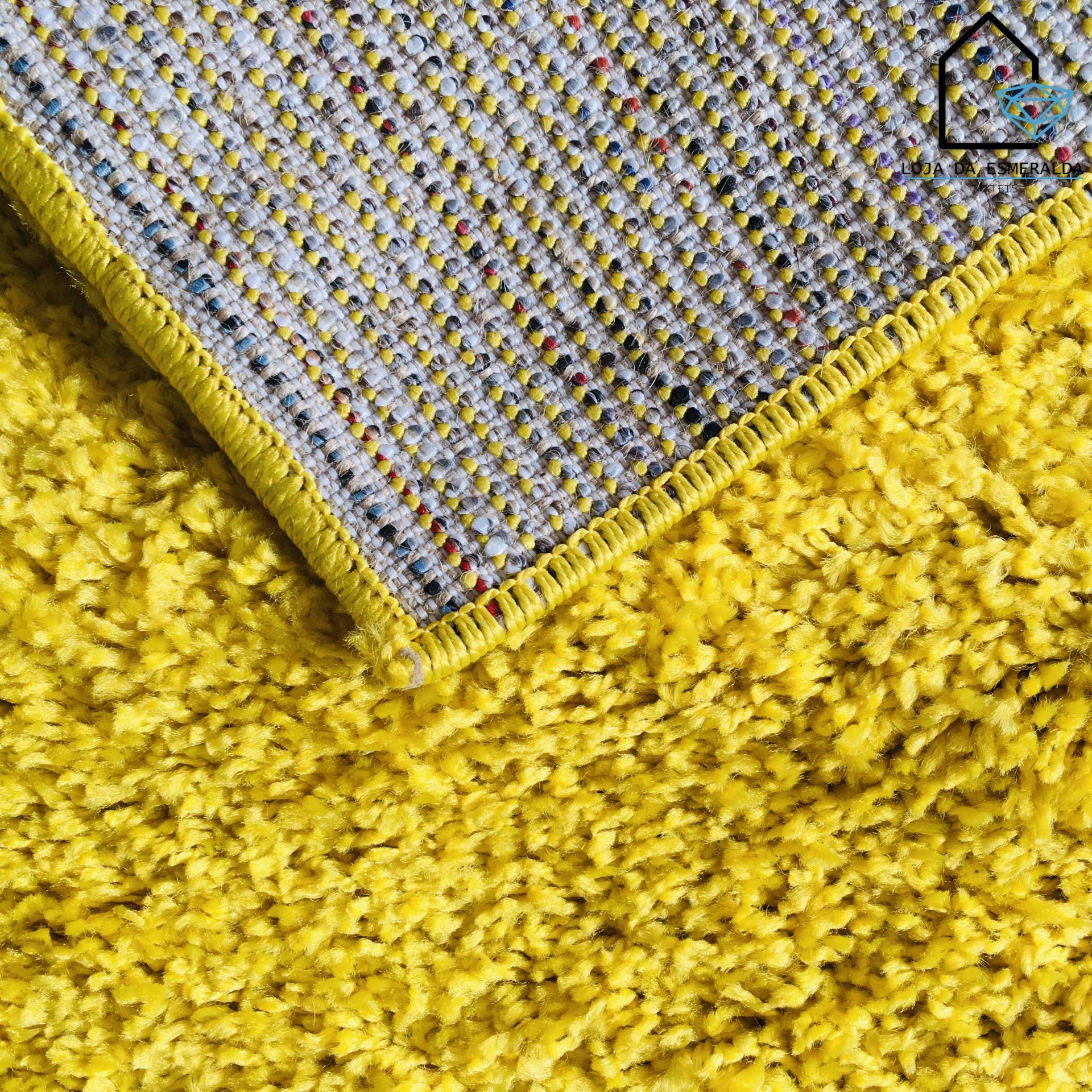 Tapete amarelo felpudo com verso cinzento e borda amarela
