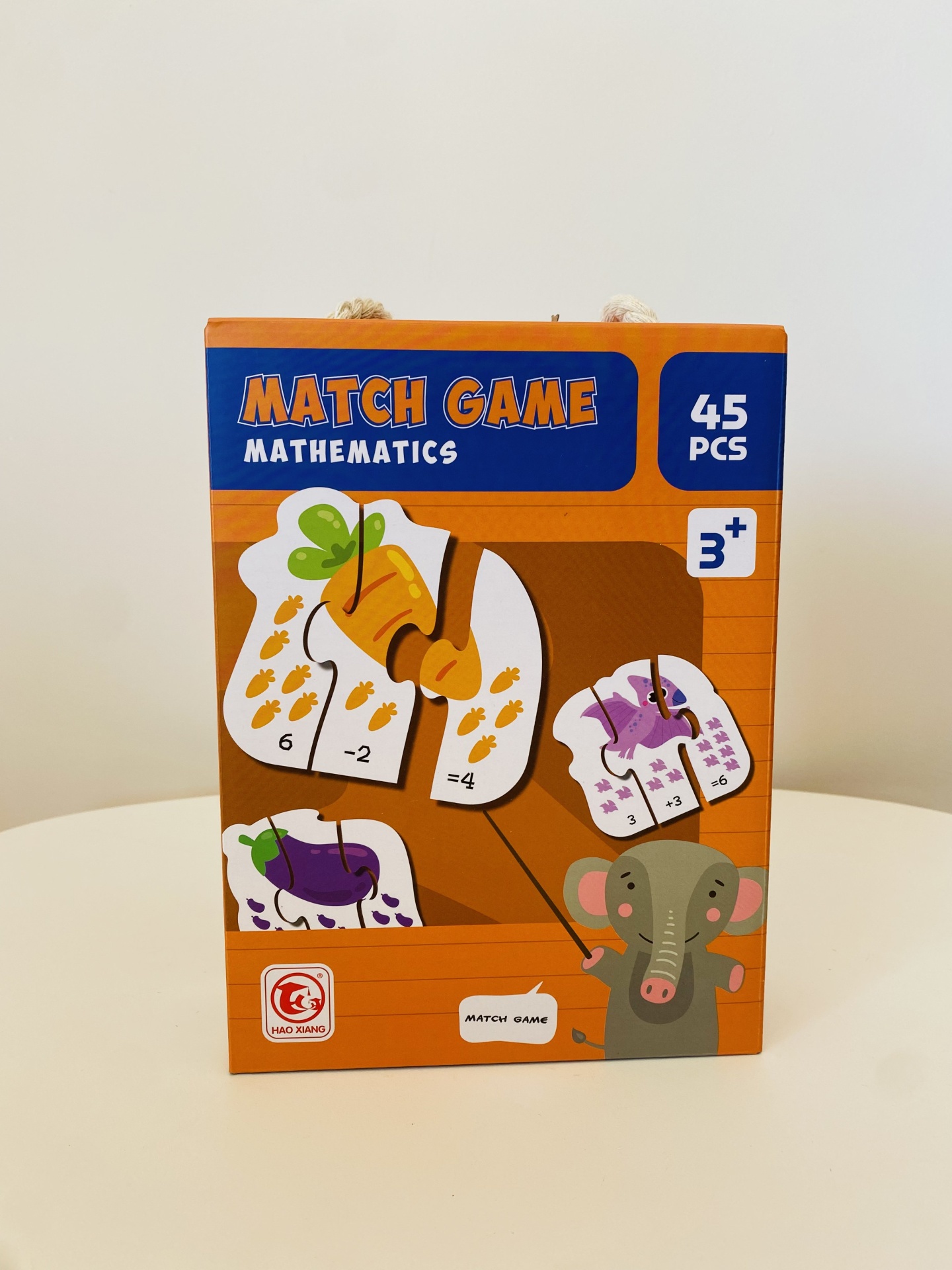 Caixa laranja e azul do jogo educativo MATCH GAME MATHEMATICS com 45 peças para crianças de 3+ anos.