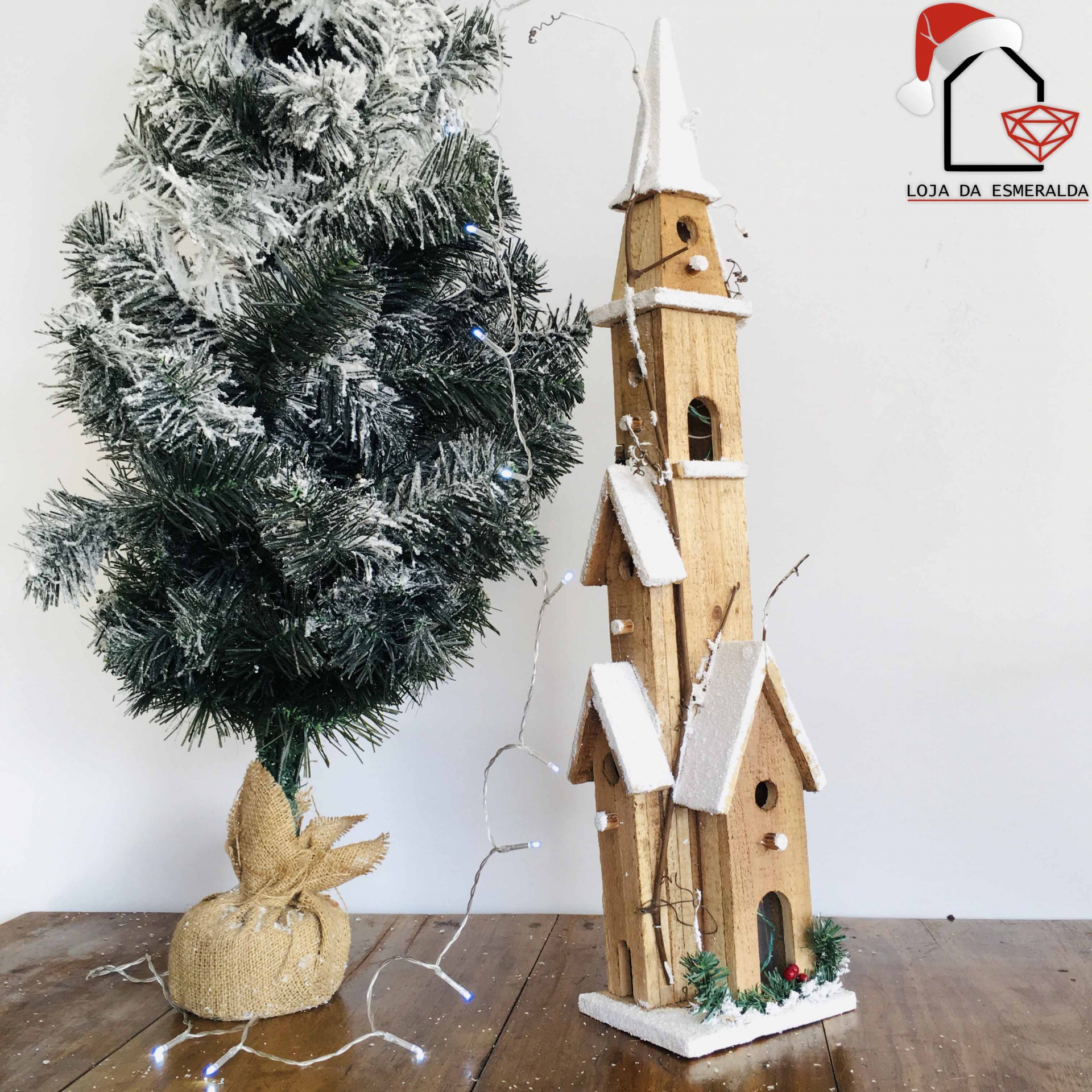 Árvore de Natal artificial com casinha decorativa de madeira em fundo branco