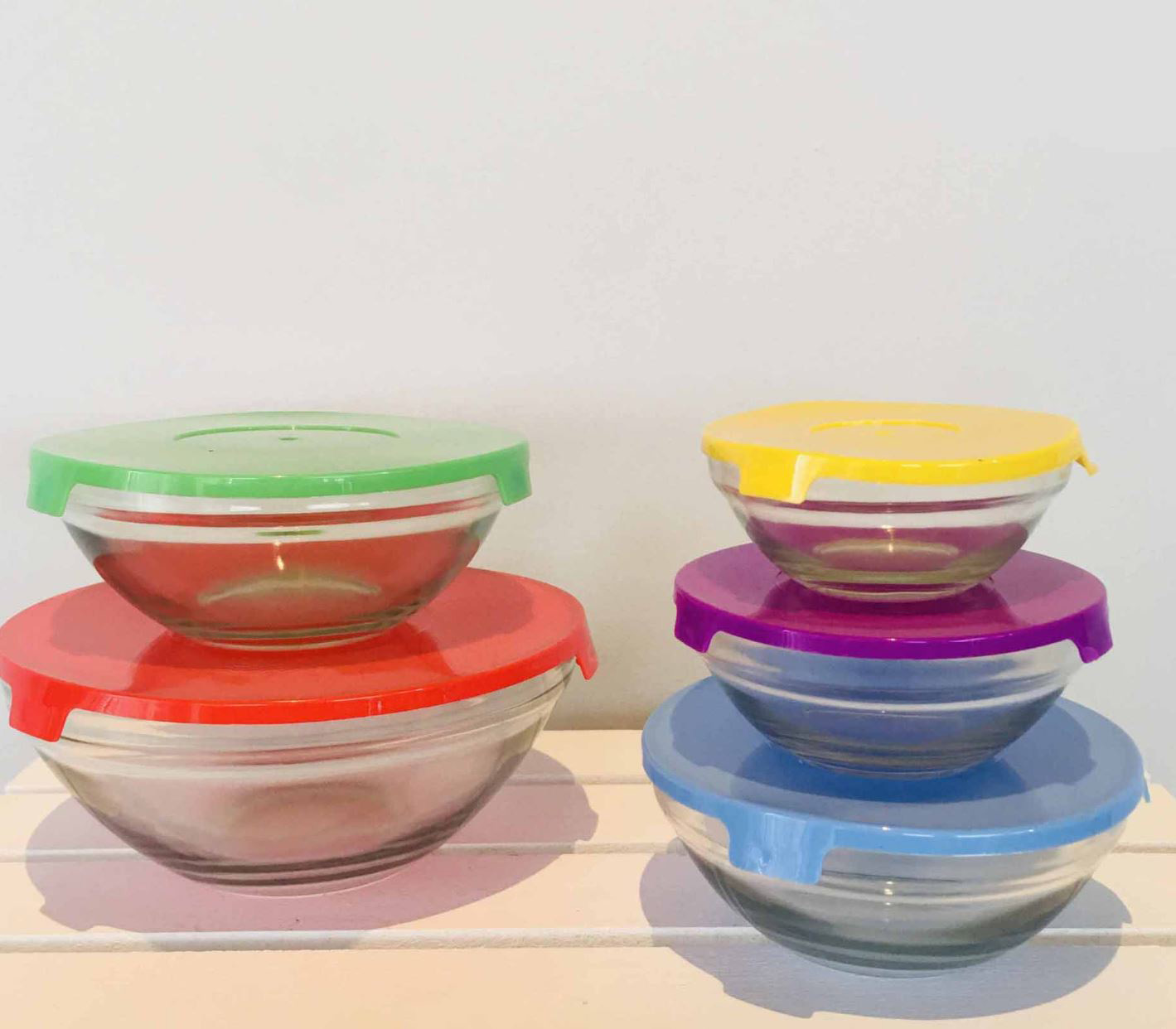 Recipientes de vidro com tampas plásticas coloridas