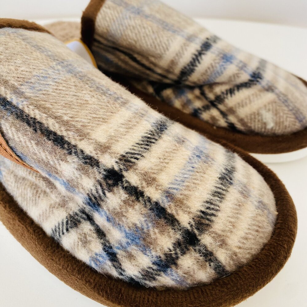 Chinelos com padrão xadrez bege, azul e preto com bordas castanhas