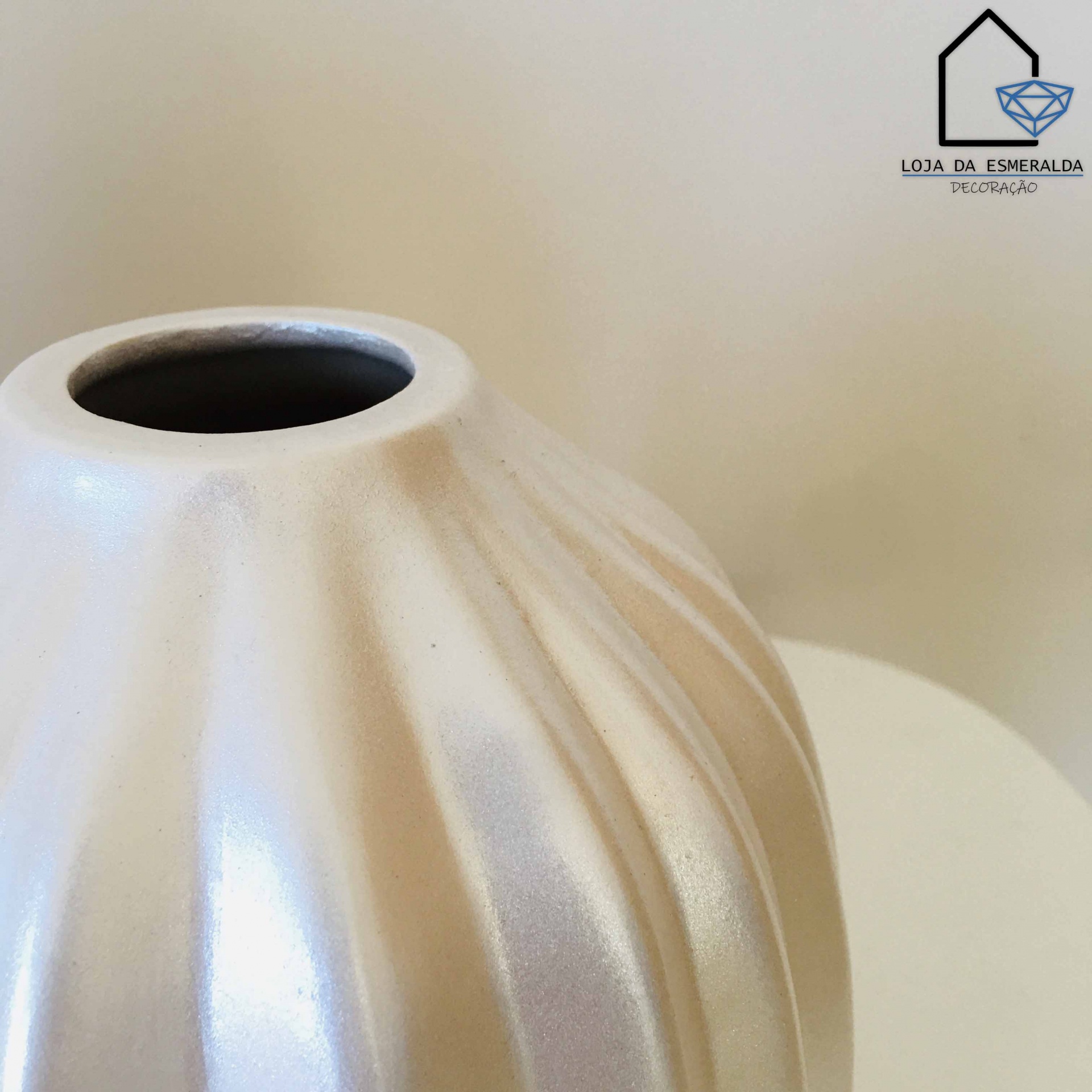 Vaso branco em cerâmica com textura ondulada e logótipo da loja no fundo
