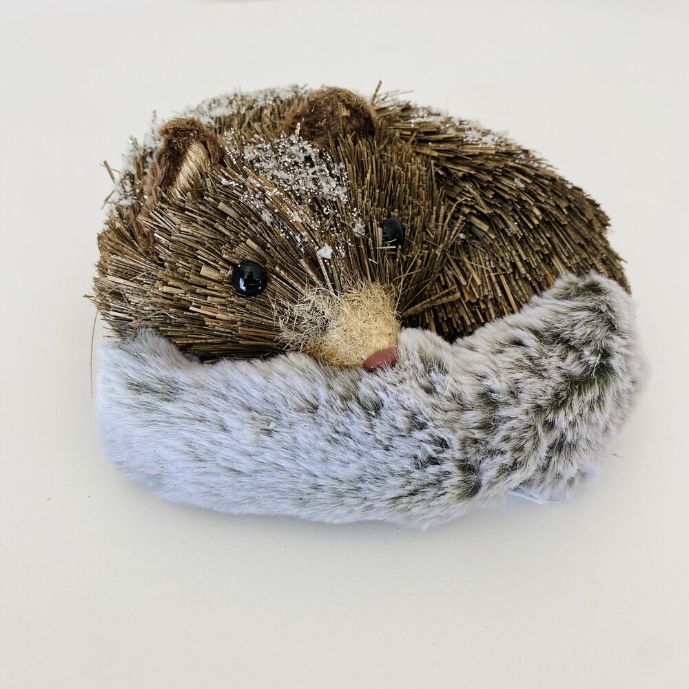 Figura decorativa de ouriço em material que imita palha com cauda de pelúcia cinzenta