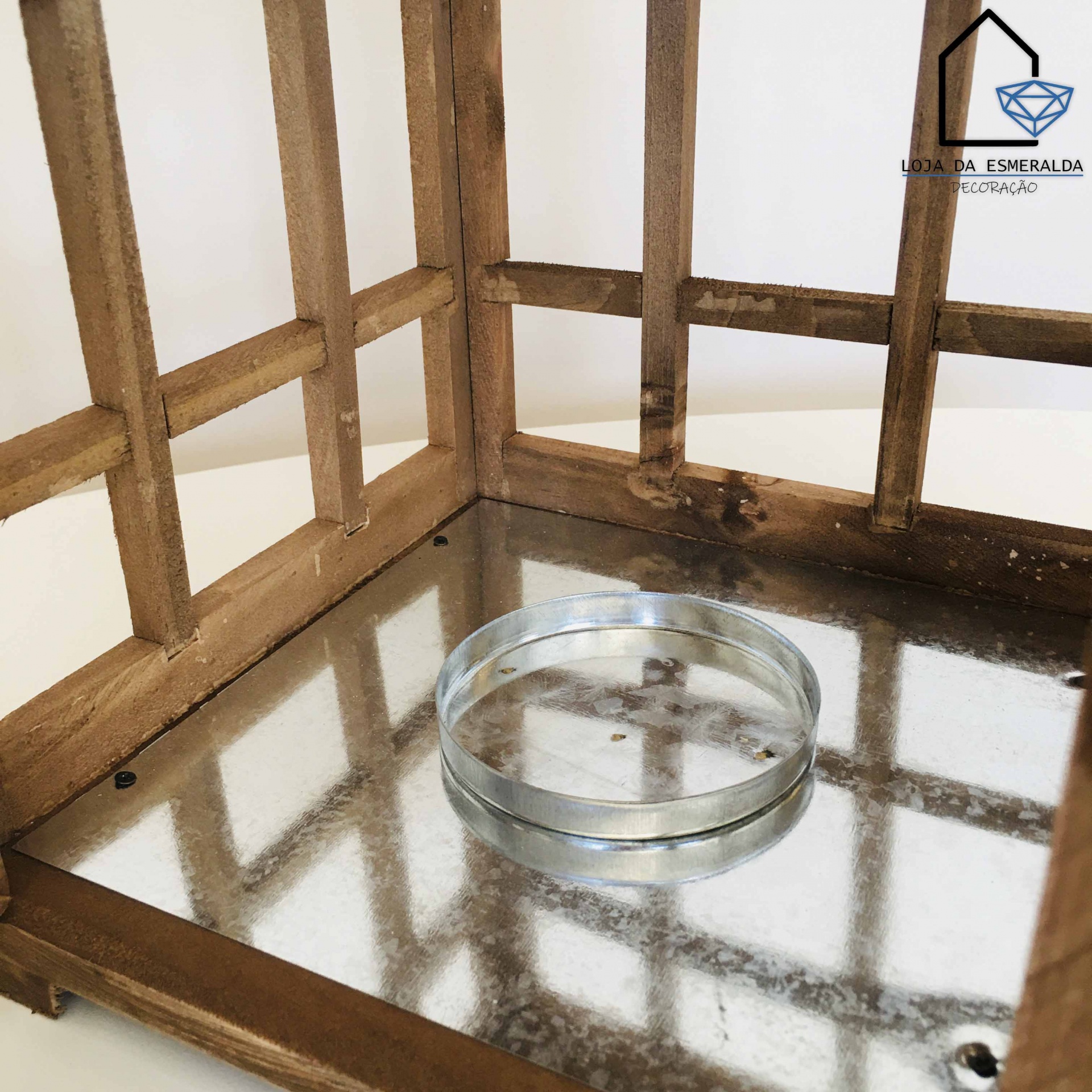 Base de madeira rústica com espelho e recipiente de vidro no centro