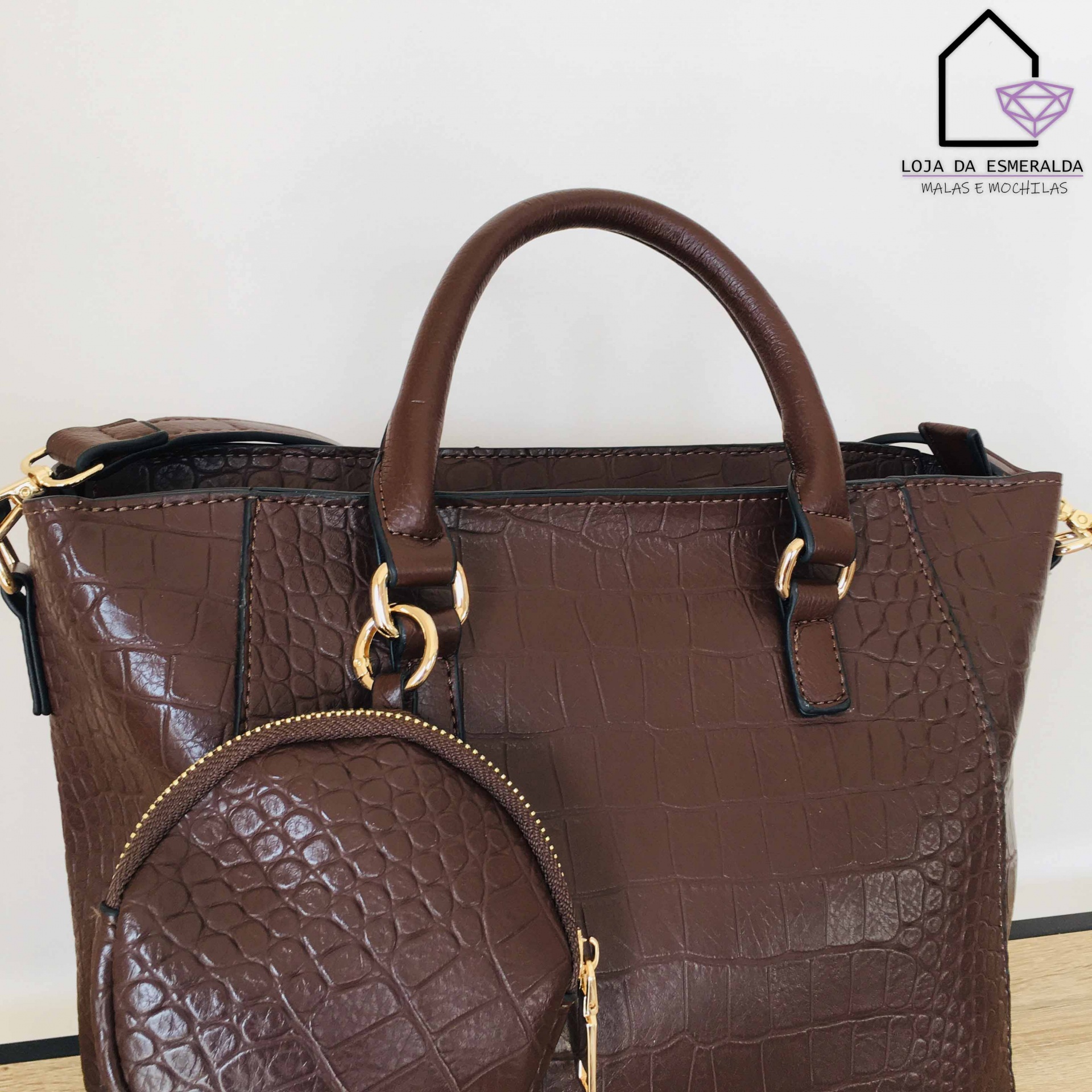 Mala castanha com padrão textura de crocodilo e bolsa redonda pendurada