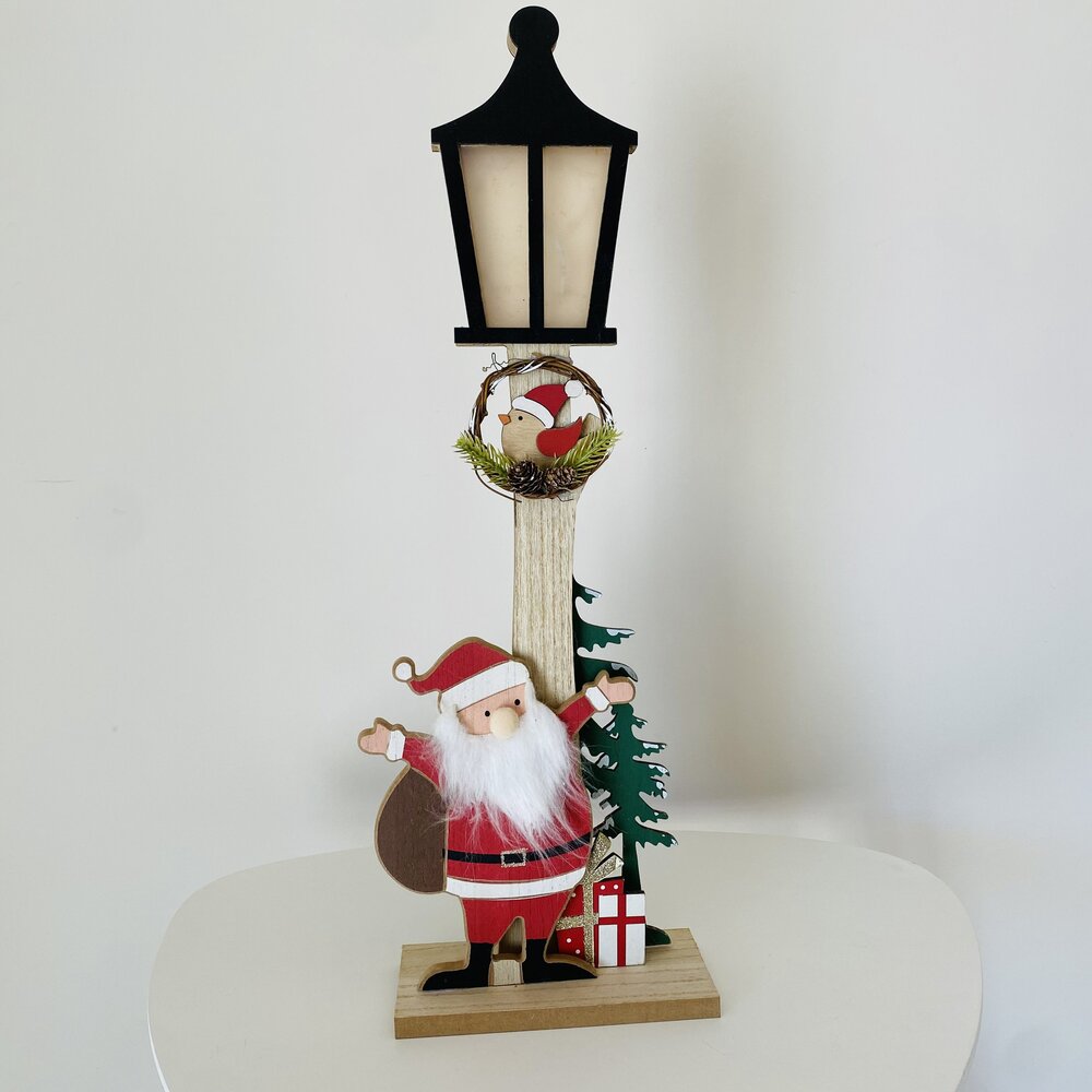 Decoração natalícia em madeira com pai natal, candeeiro e árvore