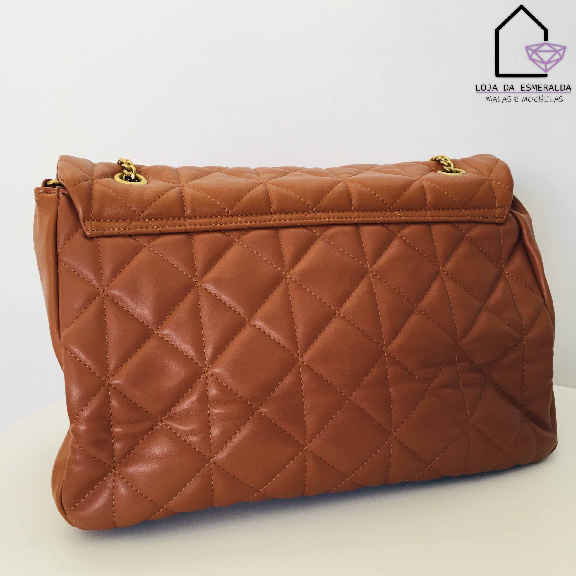 Mala de senhora castanha em pele sintética matelassê com alças douradas.