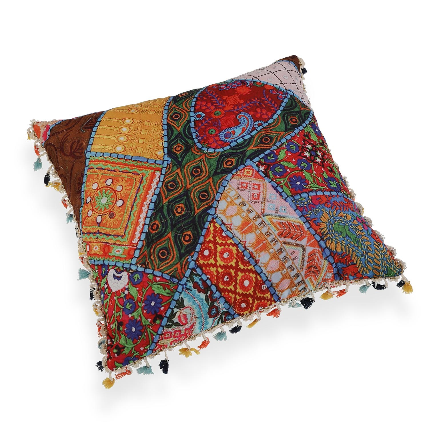 Almofada patchwork colorida com pompons nas bordas