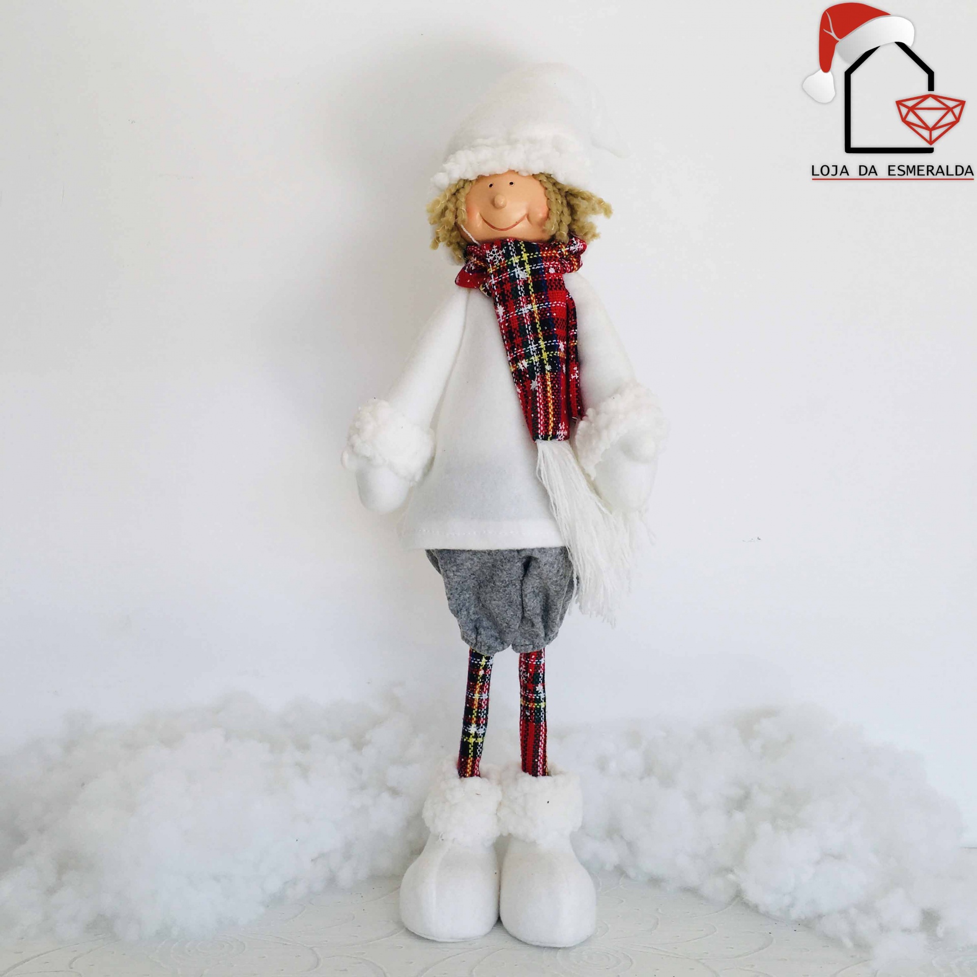Boneco decorativo de Natal vestido de branco e cinza com cachecol xadrez vermelho e botas felpudas brancas sobre fundo branco.