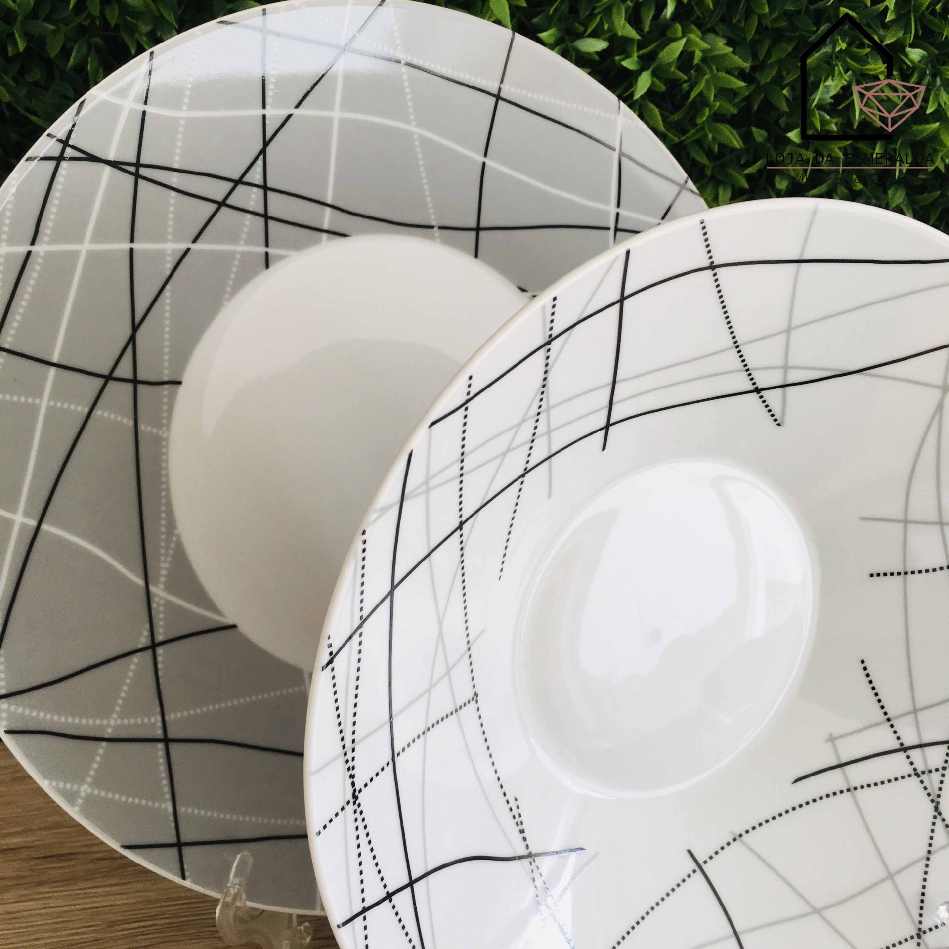 Pratos de cerâmica branca com padrões geométricos em linhas pretas e cinzentas