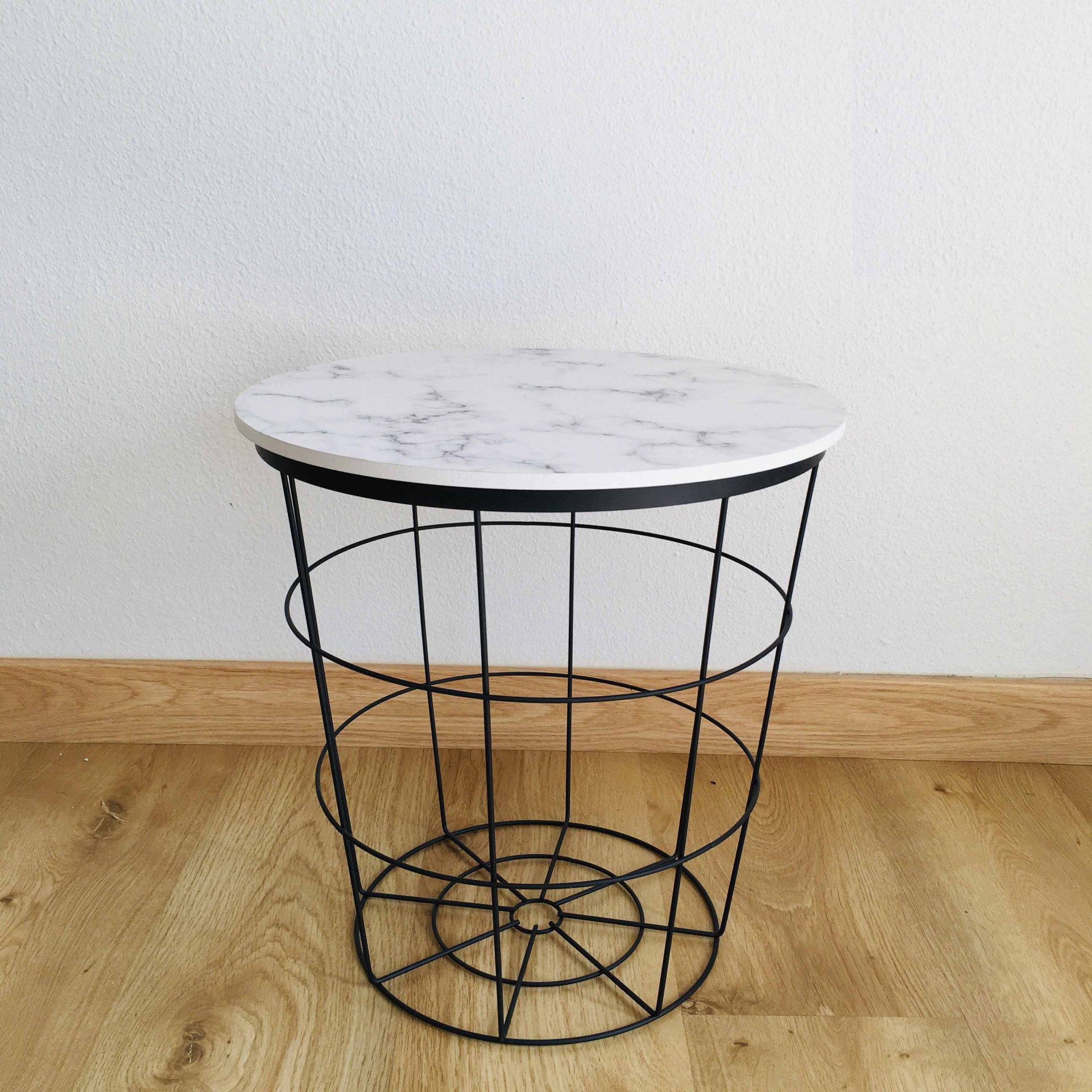 Mesa lateral com tampo efeito mármore branco e base metálica preta aramada