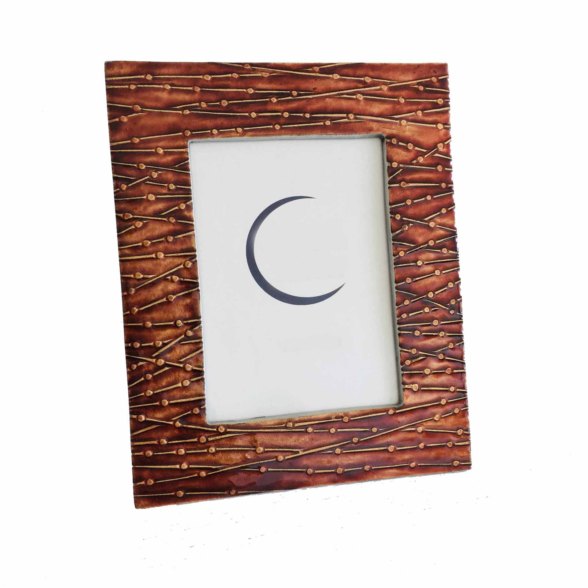 Moldura castanha decorativa com padrão de ramos e botões