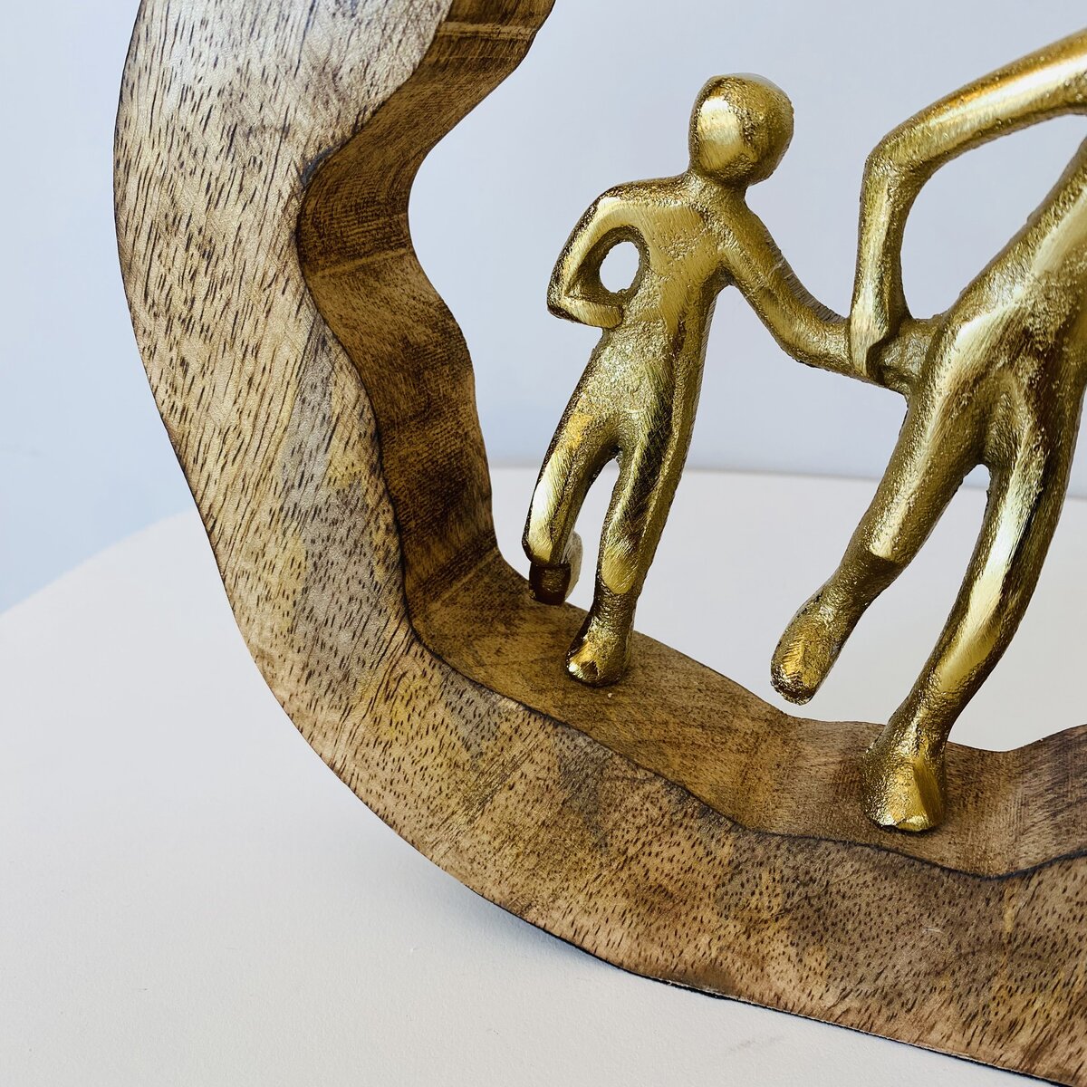 Escultura decorativa figuras humanas douradas em base de madeira