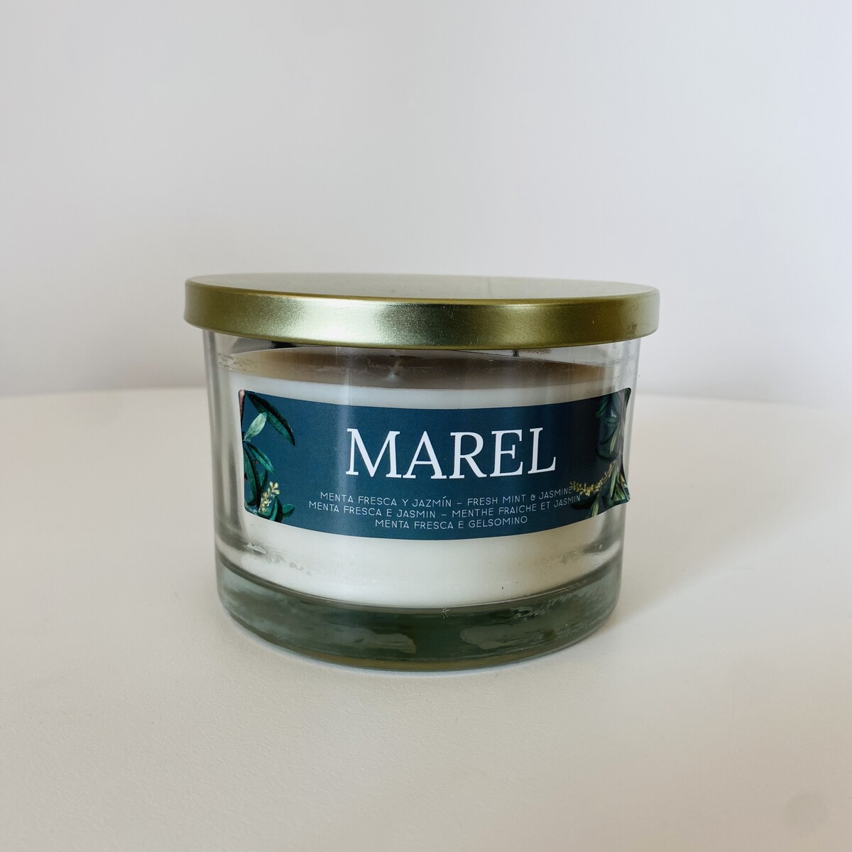 Vela aromática MAREL em vidro com tampa dourada e rótulo azul