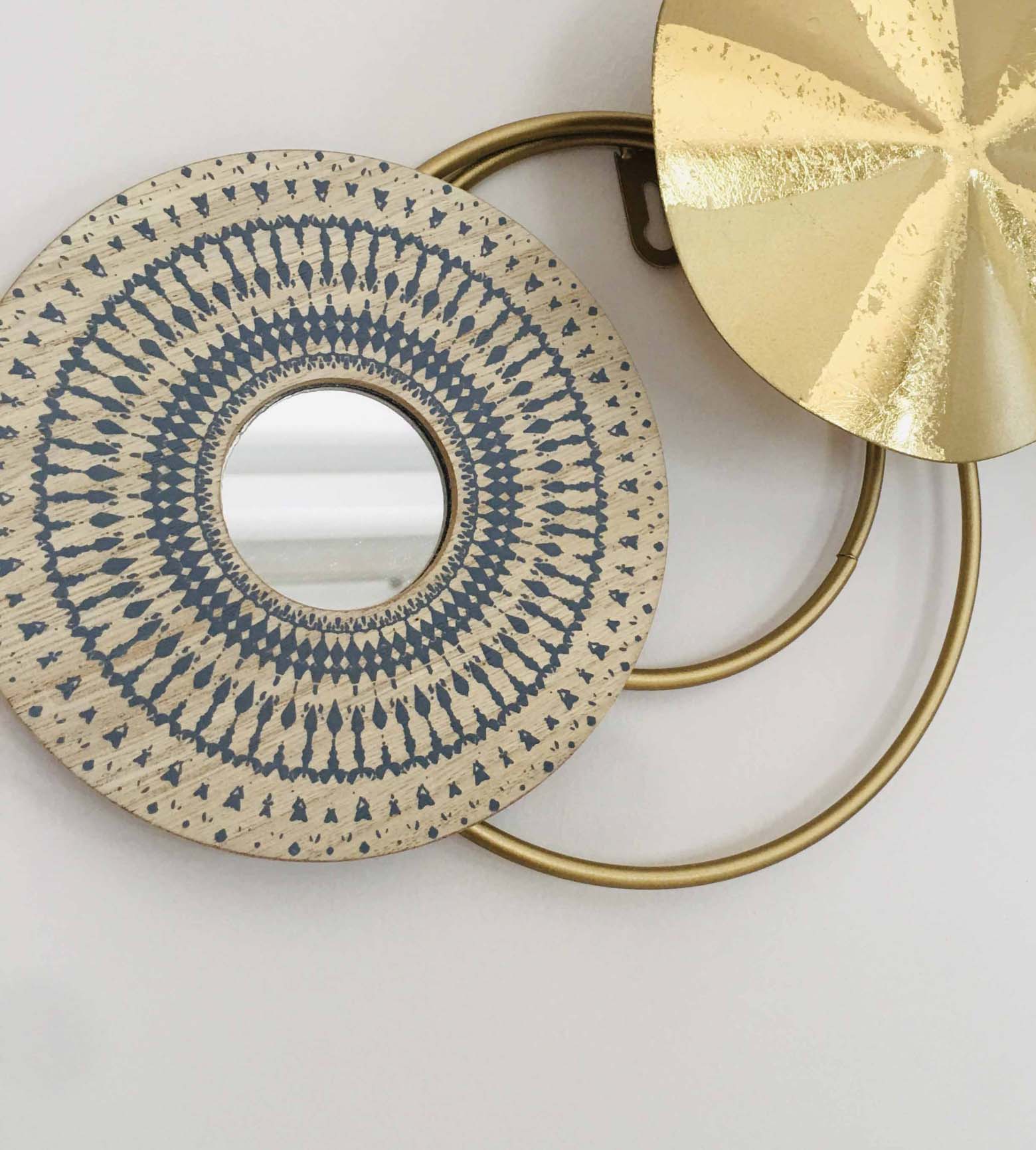Espelho decorativo redondo com moldura em padrão azul e bege e detalhe metálico dourado