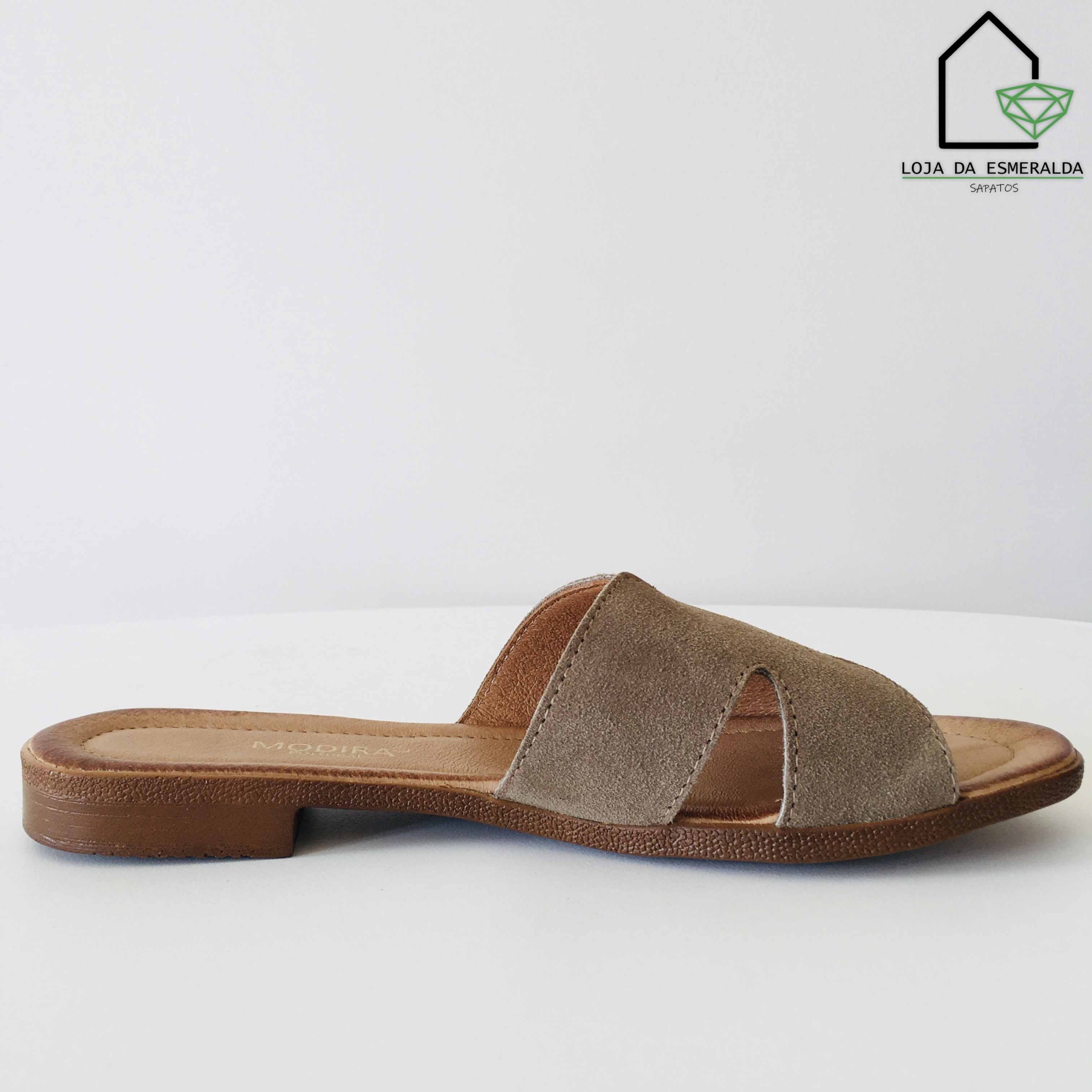Sandália camurça bege com sola castanha sobre fundo branco