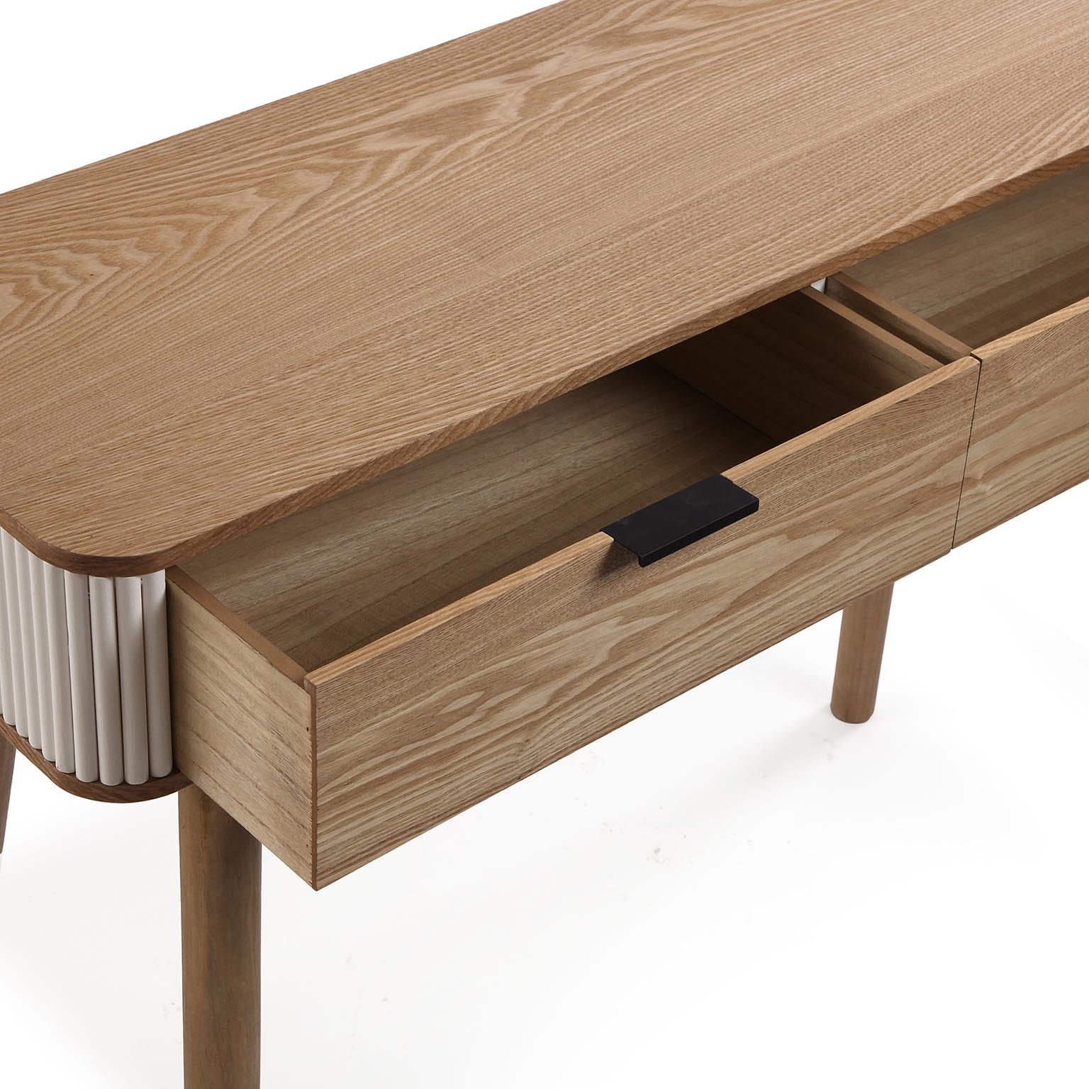 Móvel de madeira clara com gavetas abertas e puxadores preto em fundo branco