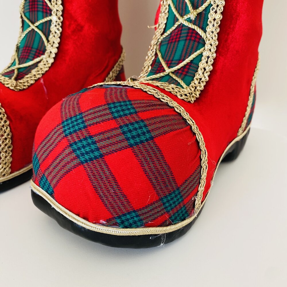 Botas vermelhas com padrão xadrez e detalhes dourados