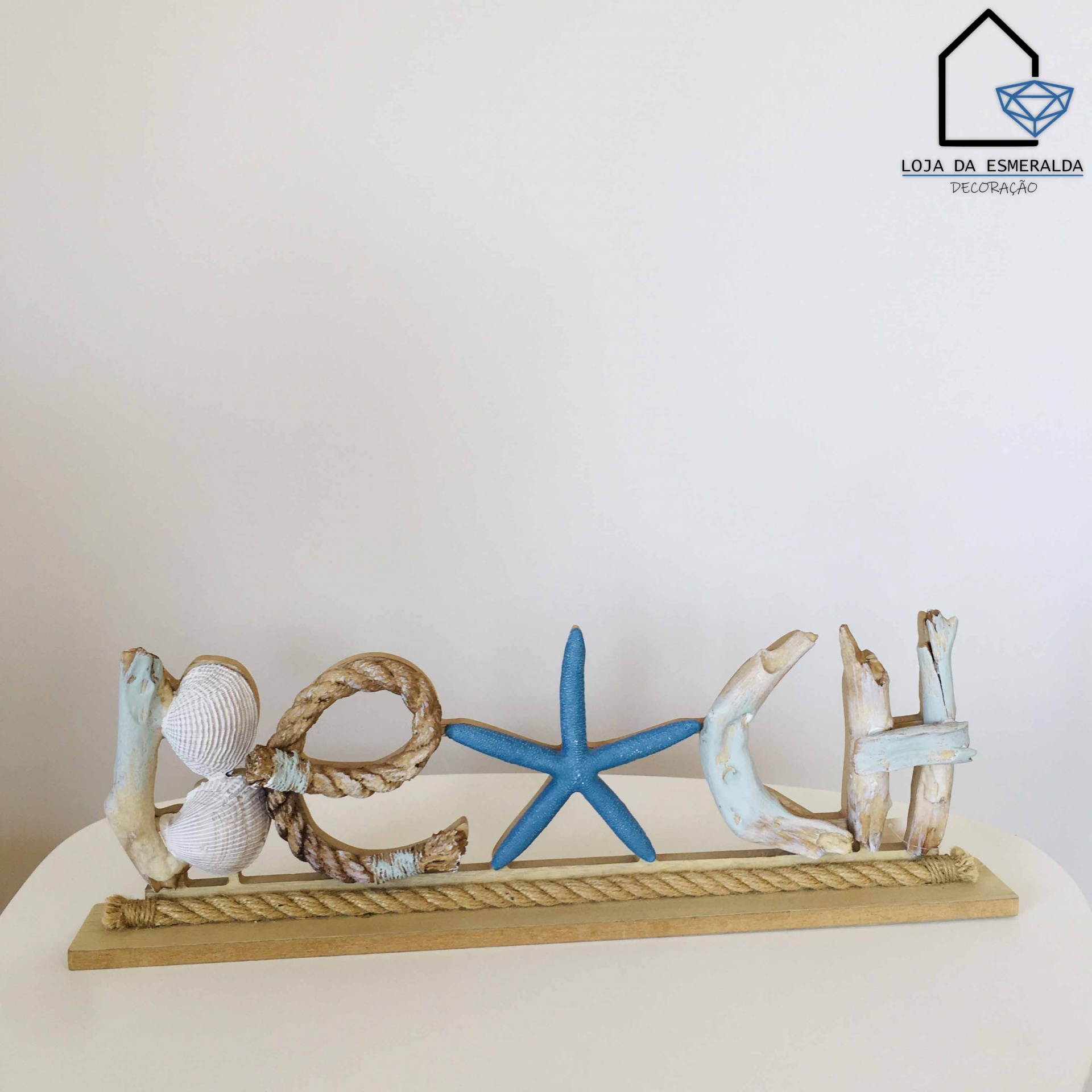 Decoração de madeira e conchas com palavra 'beach' e estrela-do-mar azul