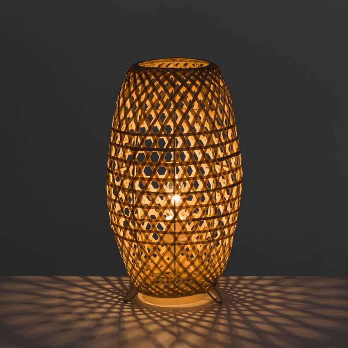 Abajur de mesa trançado iluminado com sombra projetada