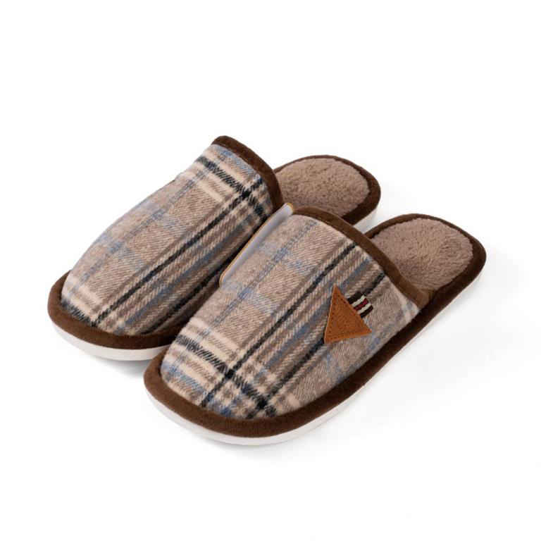 Chinelos de tecido xadrez bege e castanho com interior felpudo e detalhe triangular
